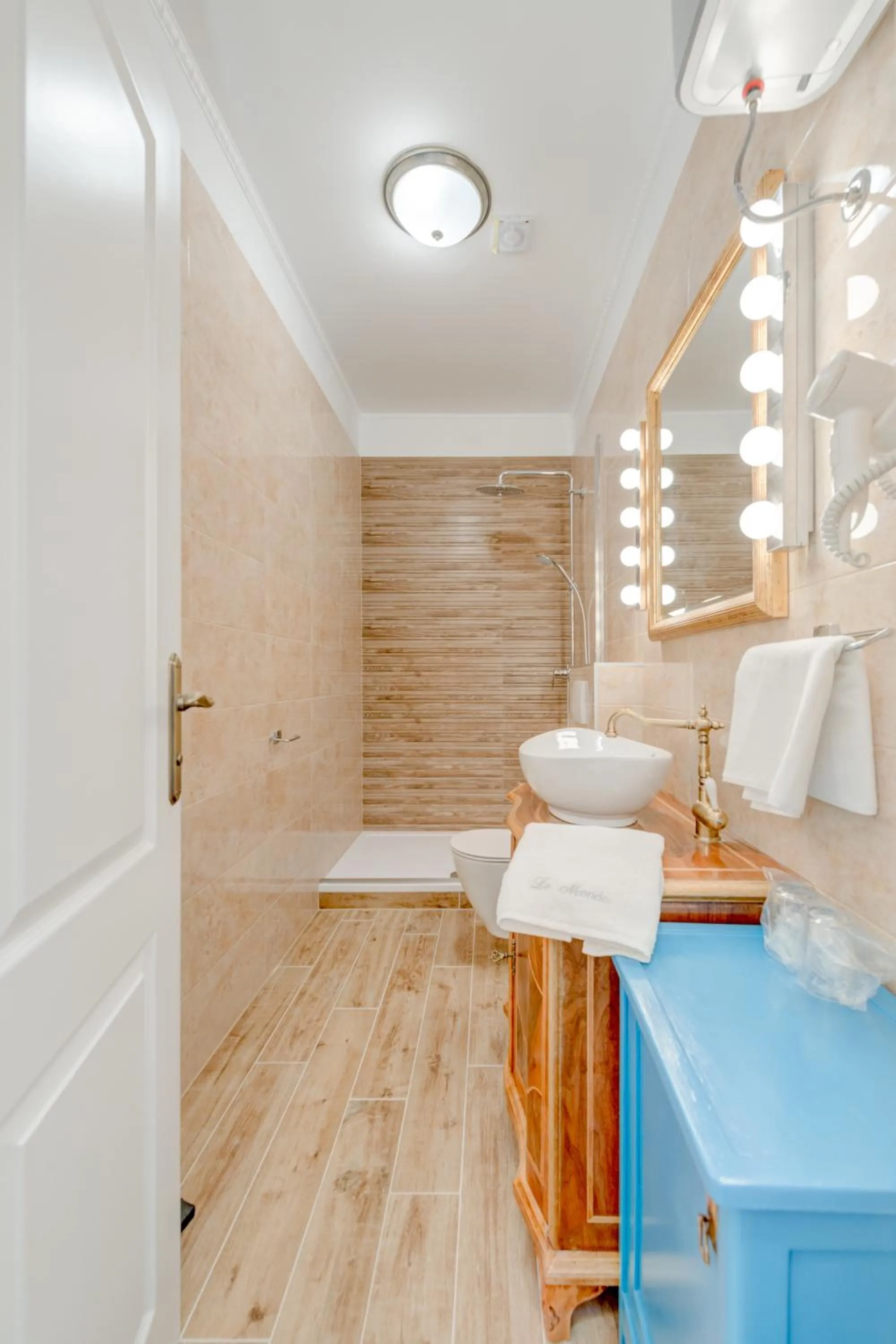 Bathroom in Le Monde - Vintage Accommodation