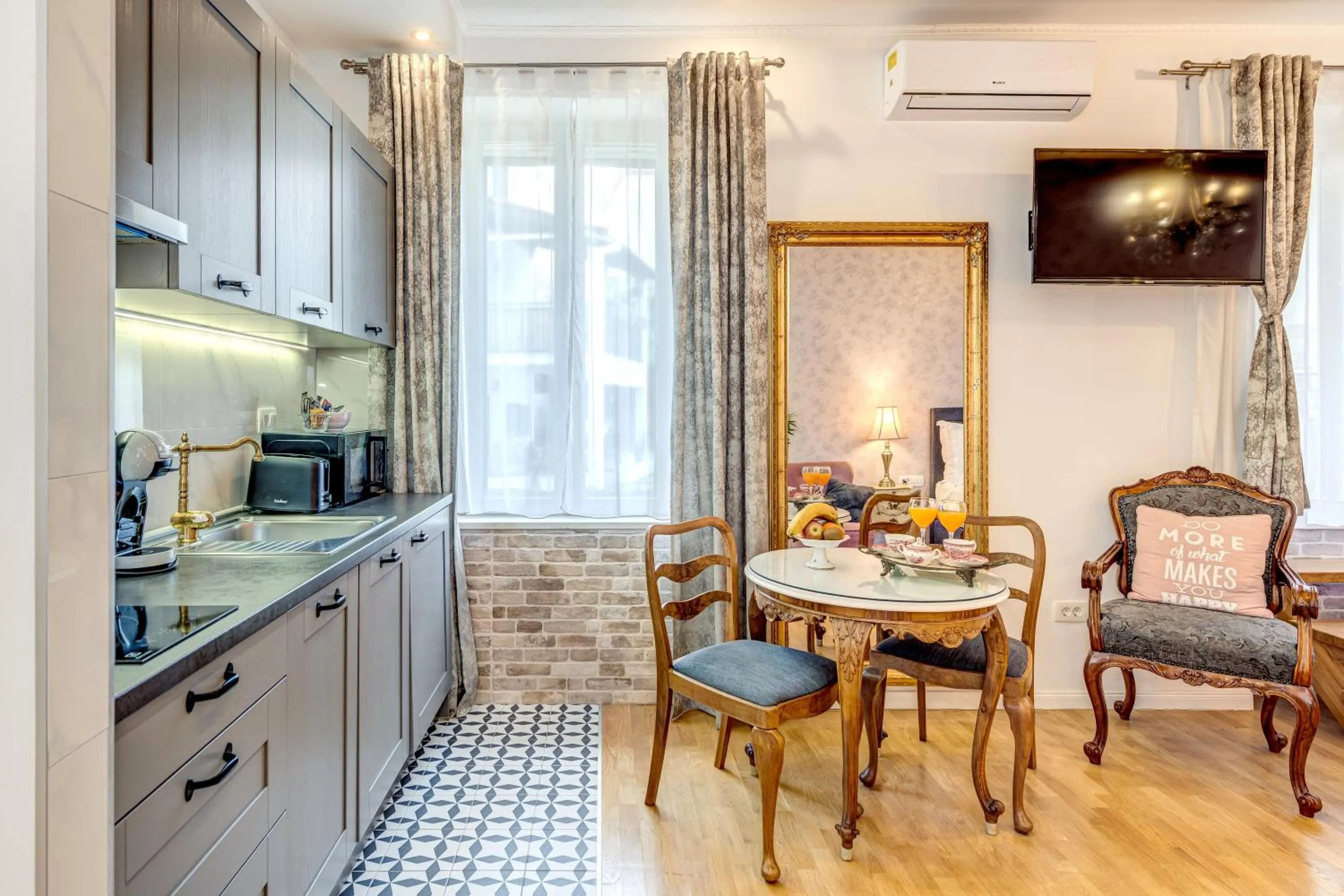 TV and multimedia in Le Monde - Vintage Accommodation