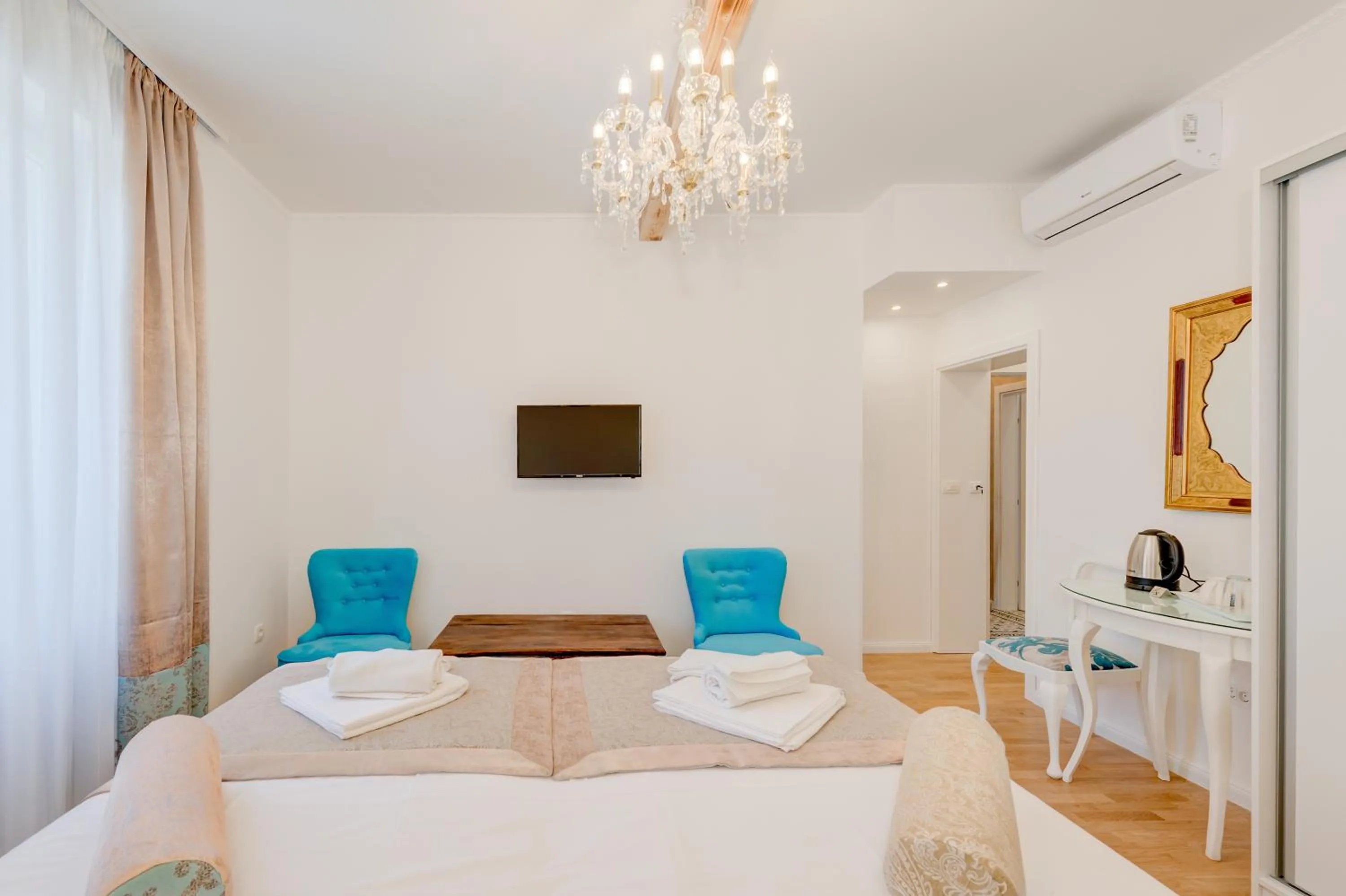 Living room, Bed in Le Monde - Vintage Accommodation