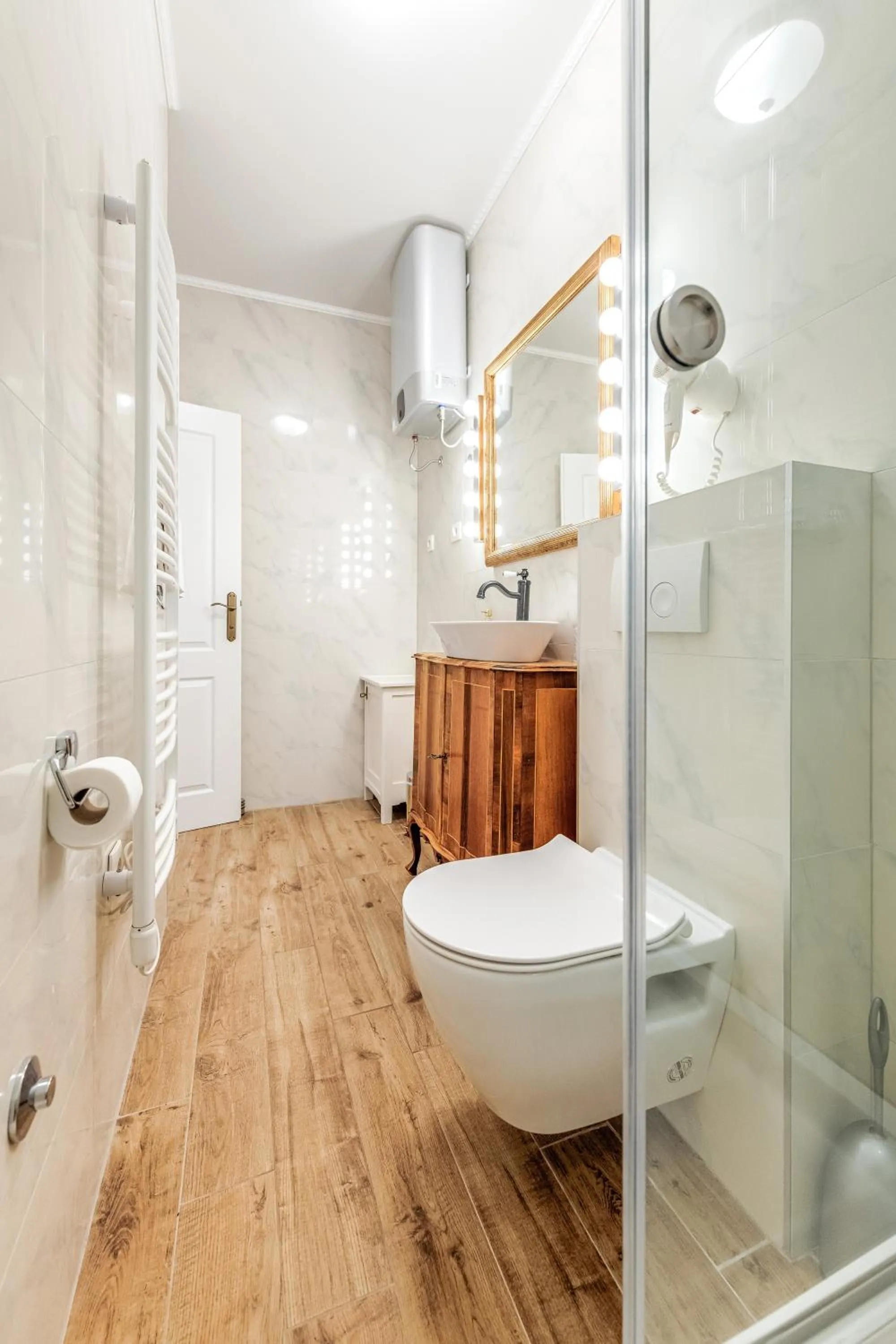 Shower in Le Monde - Vintage Accommodation