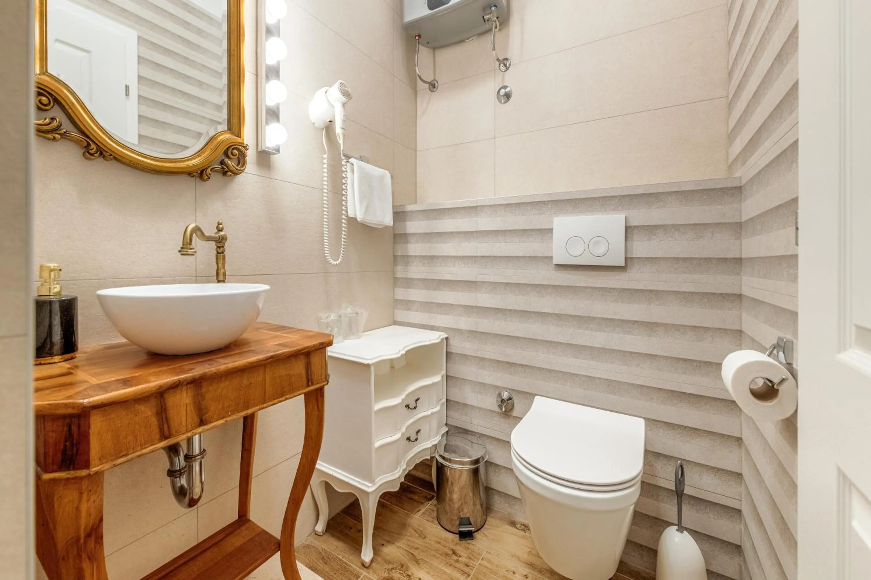 Toilet in Le Monde - Vintage Accommodation