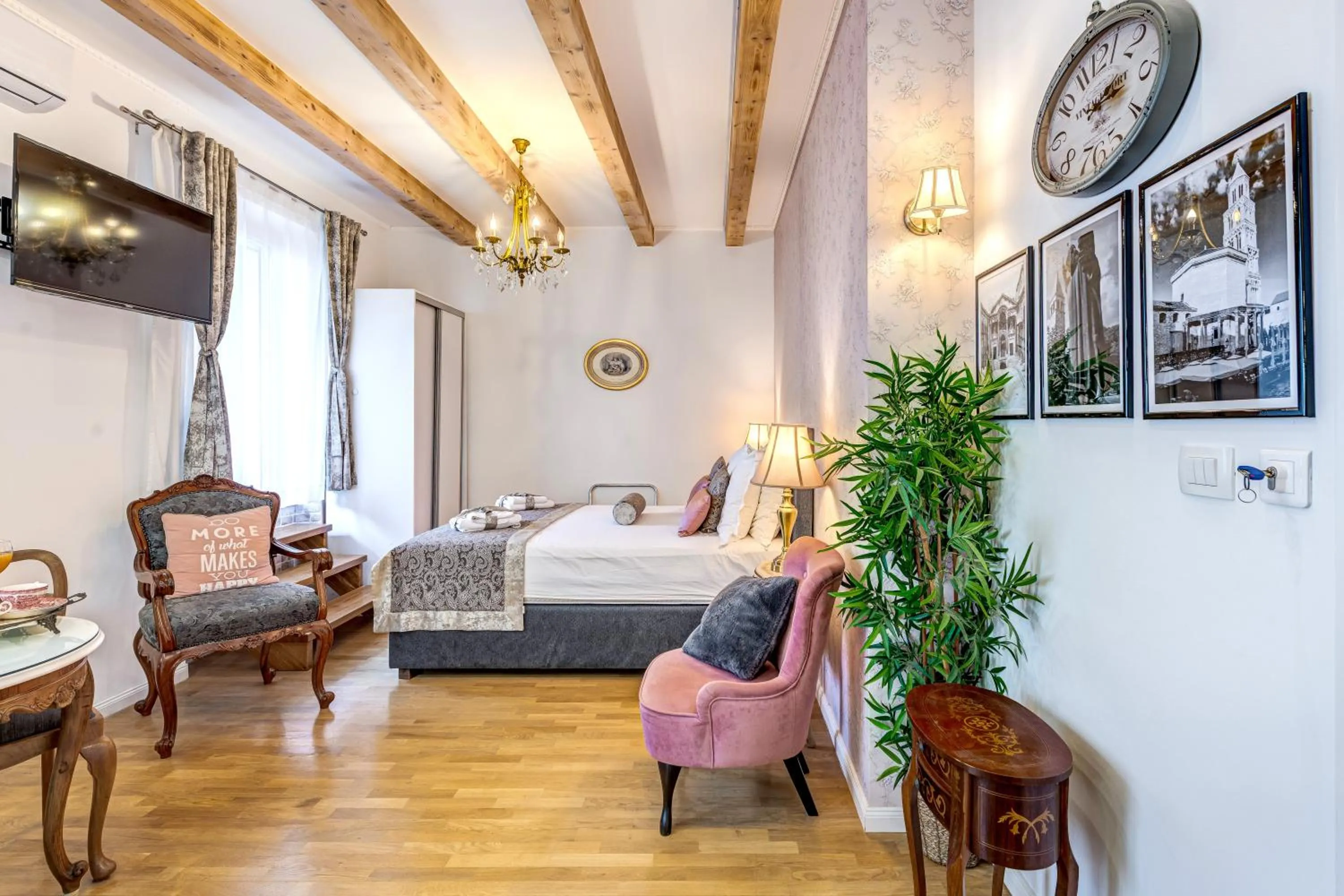 Bed in Le Monde - Vintage Accommodation