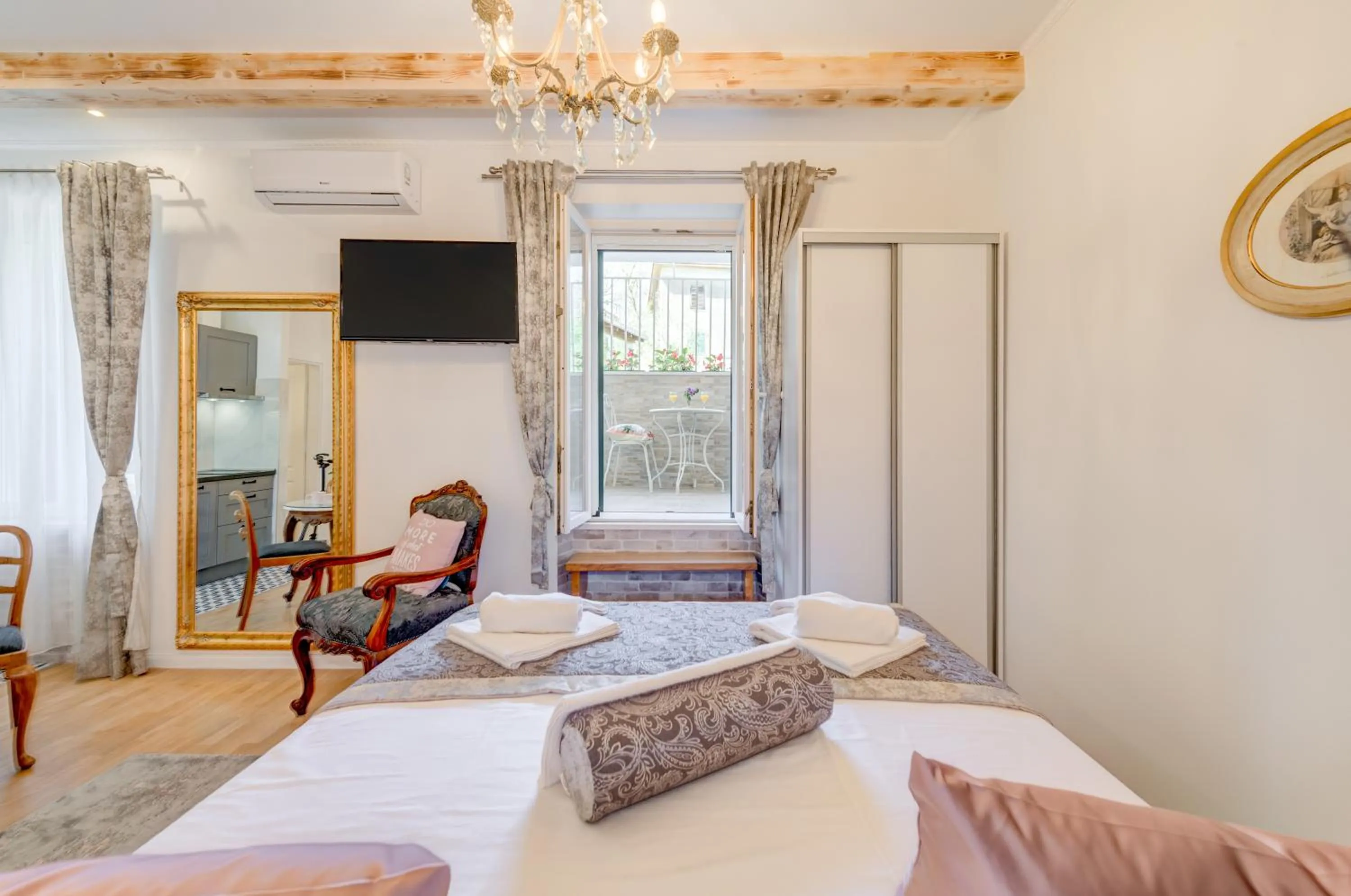 Bed in Le Monde - Vintage Accommodation