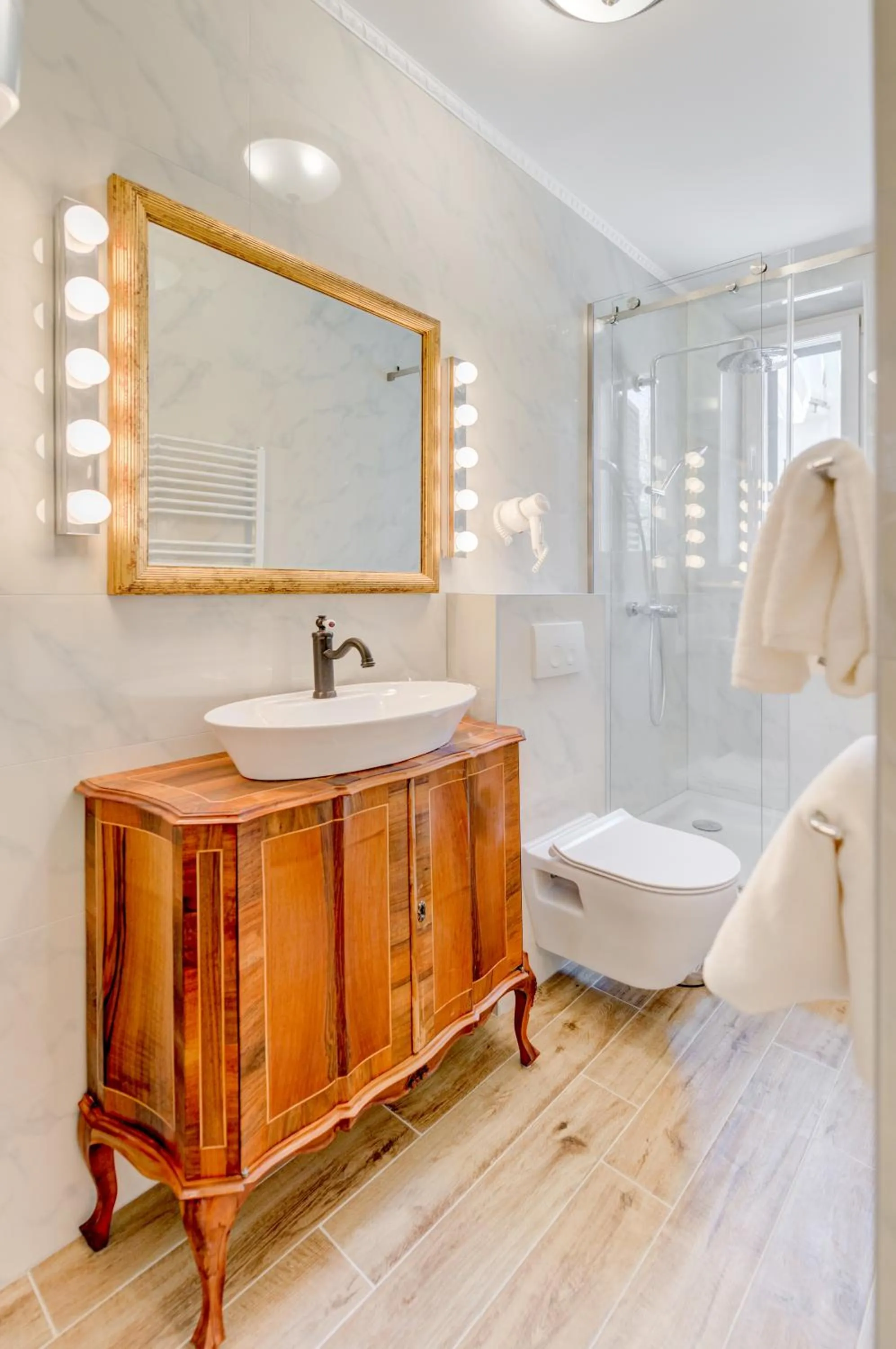 Shower in Le Monde - Vintage Accommodation