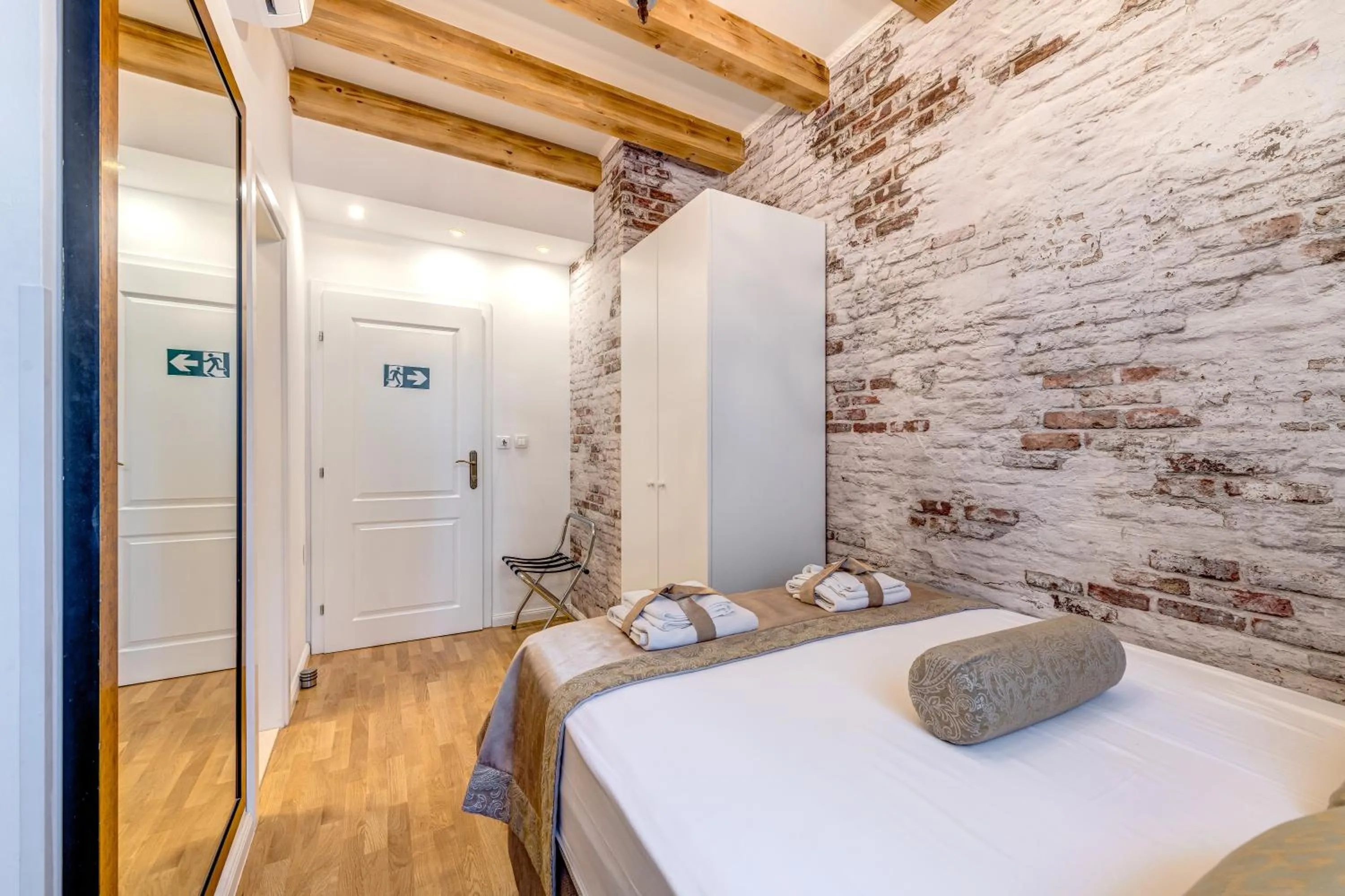 Bed in Le Monde - Vintage Accommodation