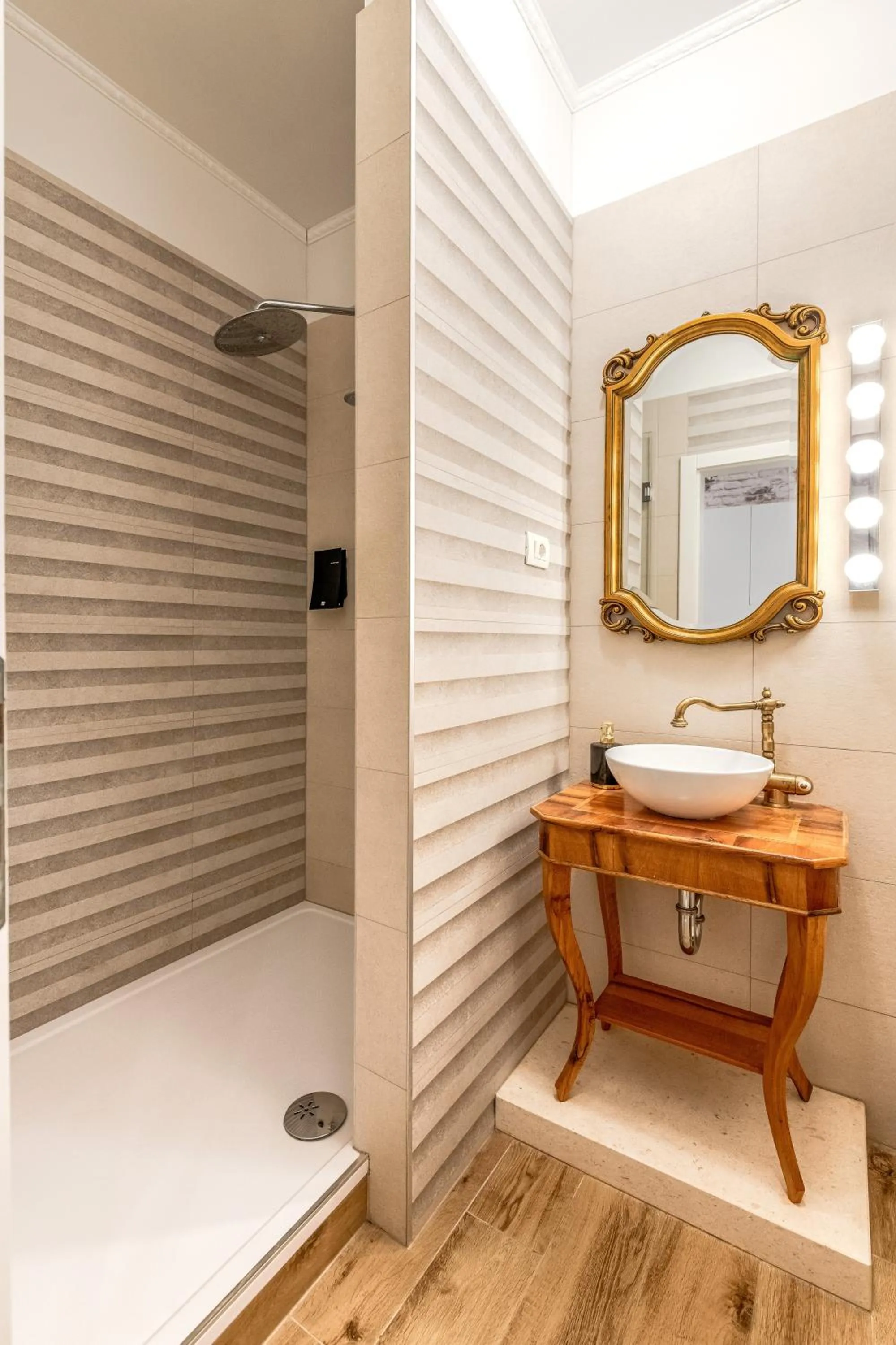 Shower in Le Monde - Vintage Accommodation