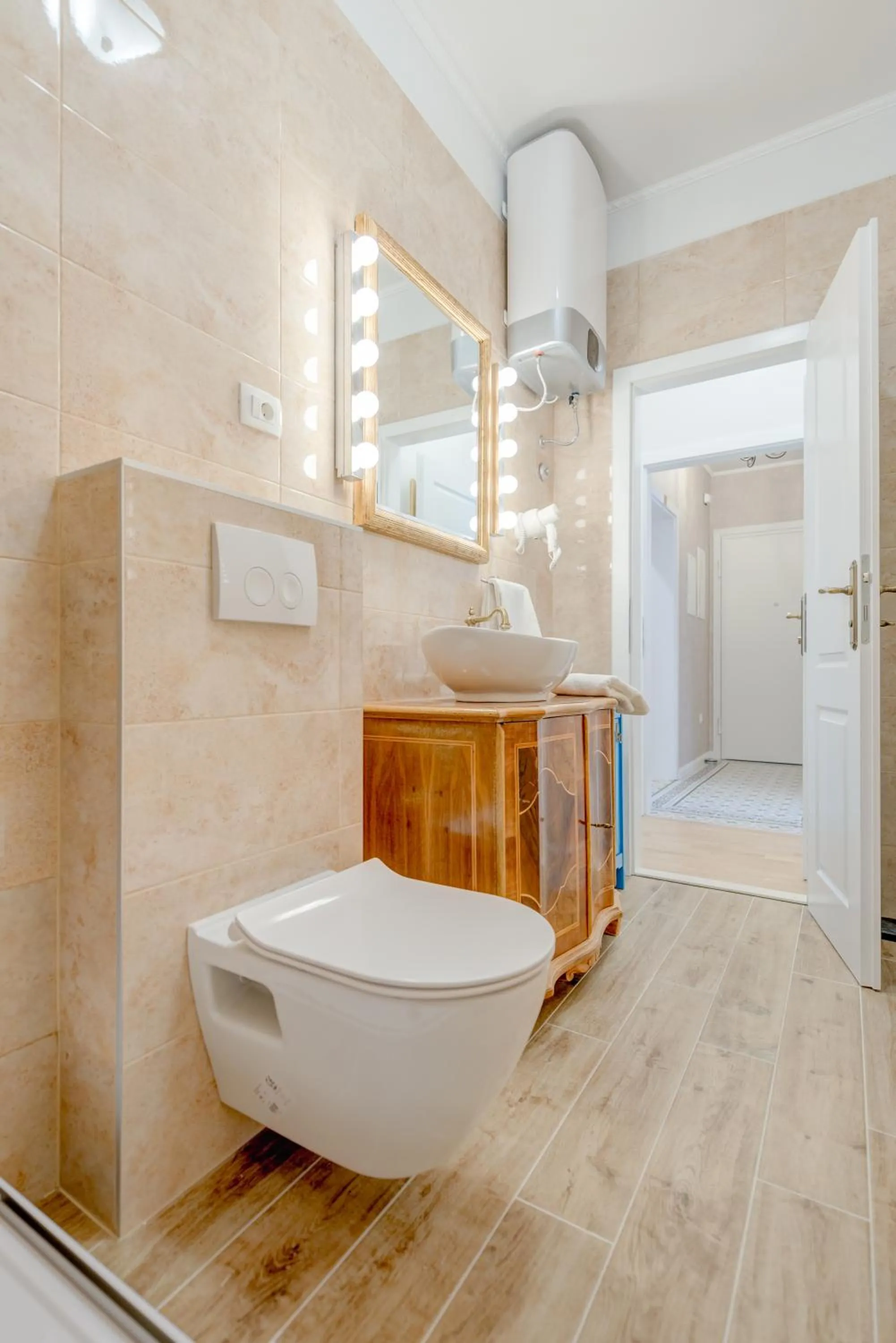 Toilet in Le Monde - Vintage Accommodation