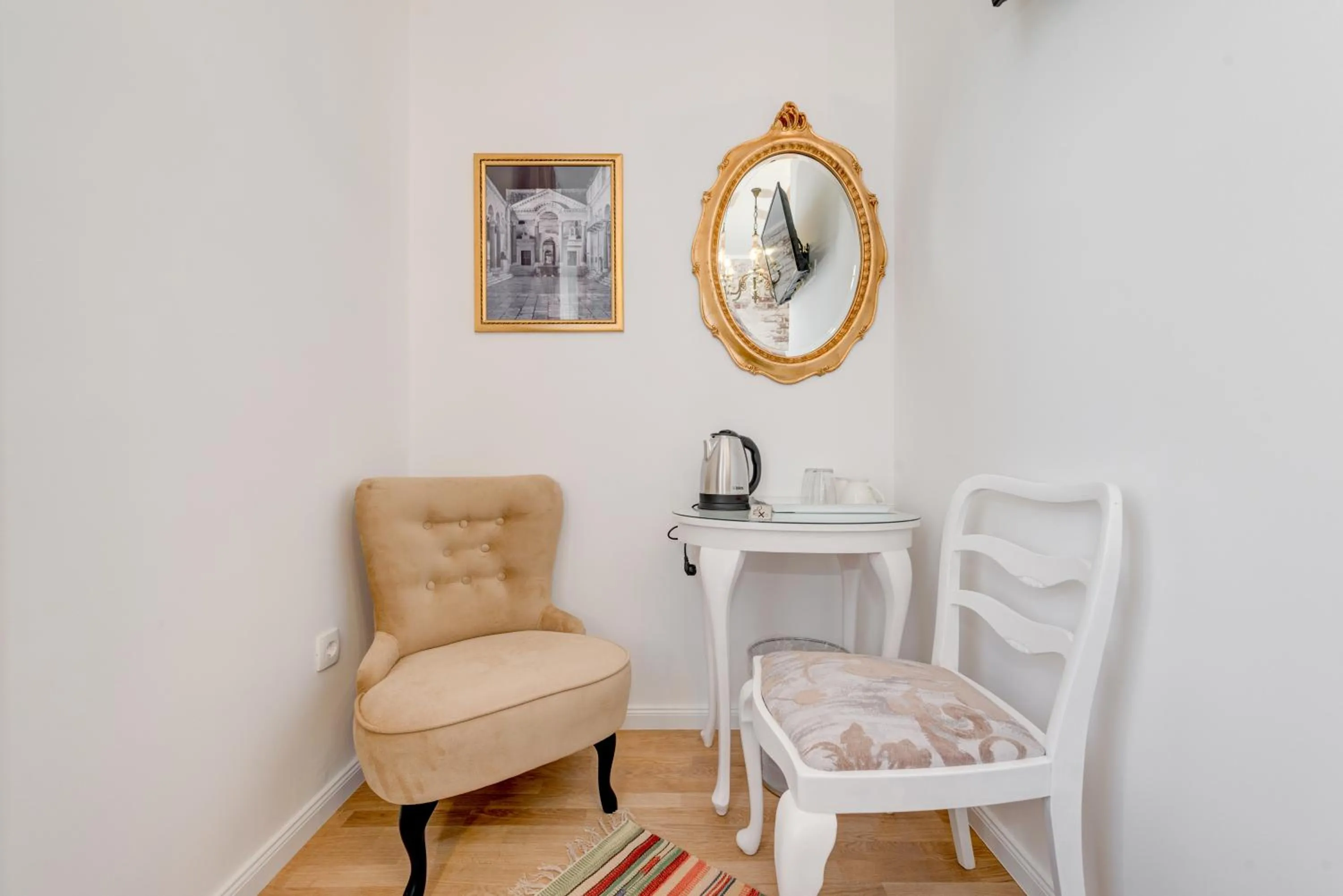 Seating area in Le Monde - Vintage Accommodation