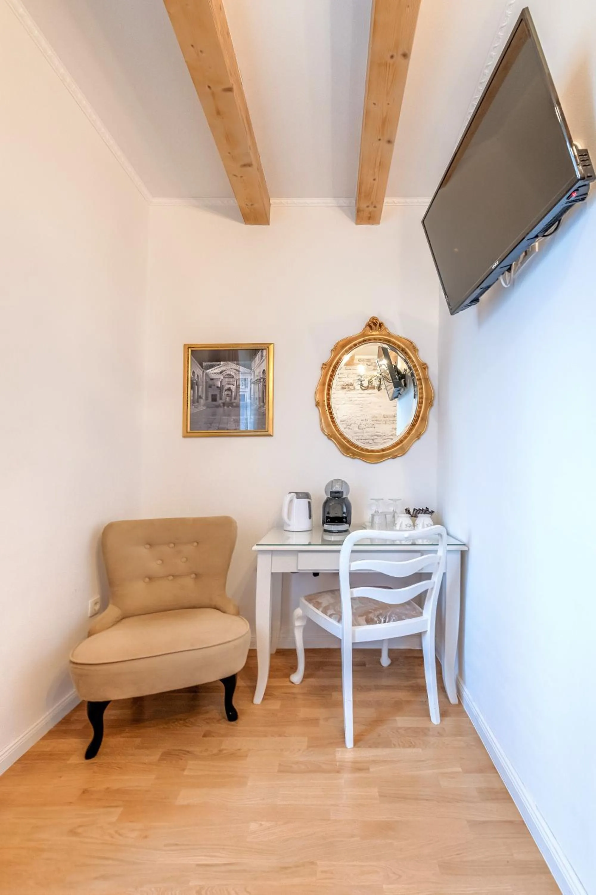 TV and multimedia in Le Monde - Vintage Accommodation