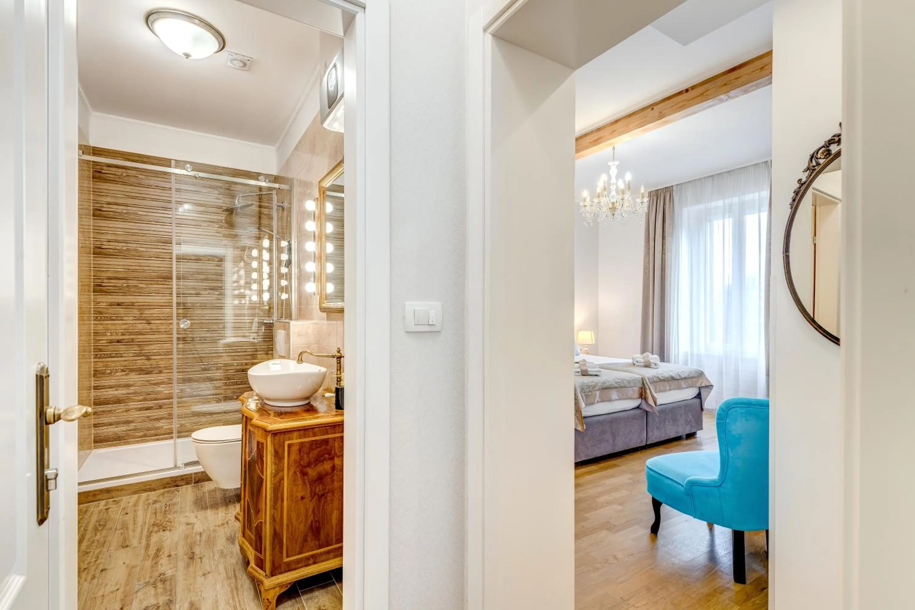 Bathroom, Bed in Le Monde - Vintage Accommodation