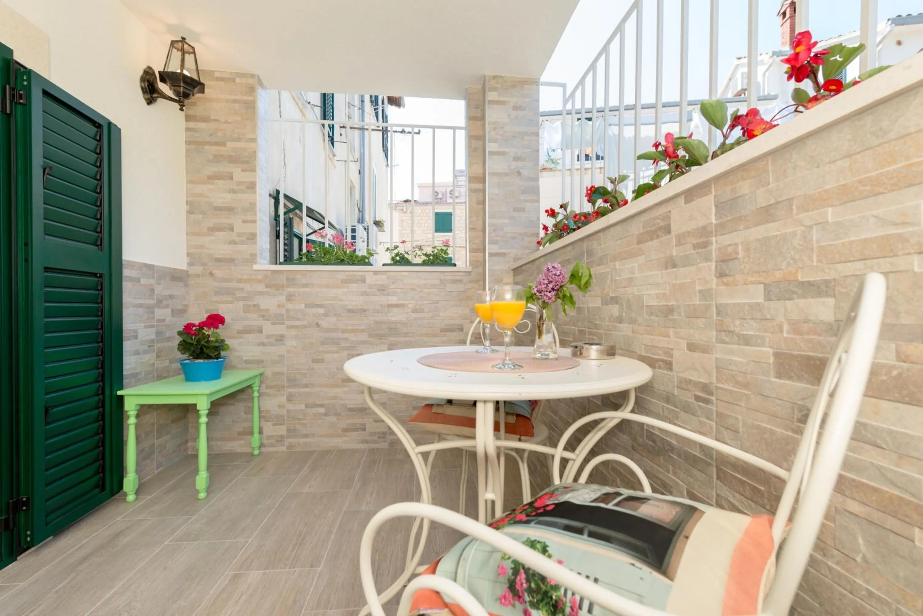 Patio in Le Monde - Vintage Accommodation