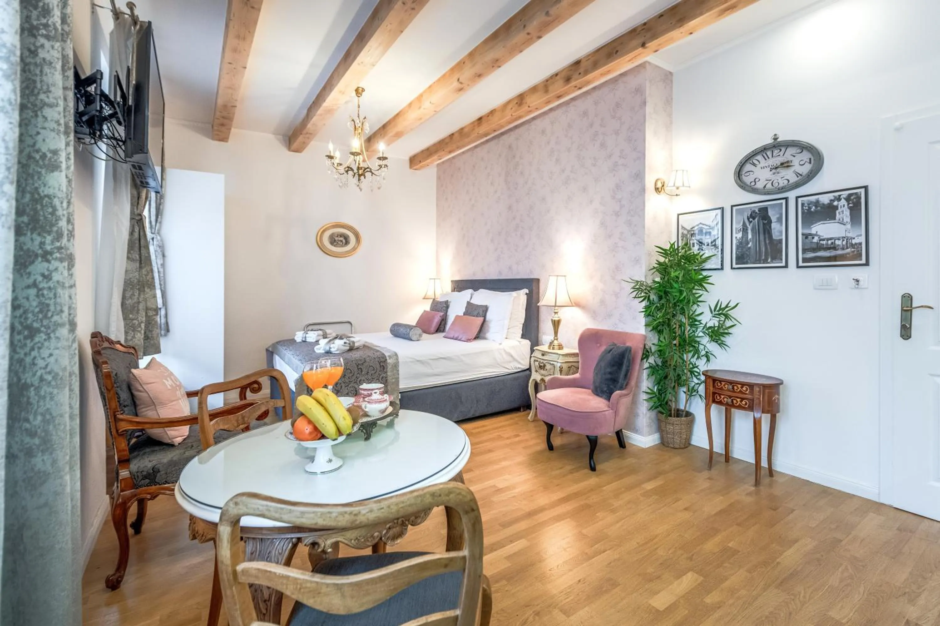 Bed in Le Monde - Vintage Accommodation