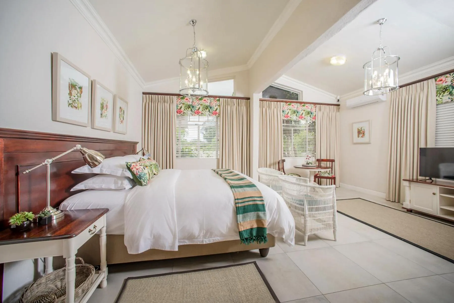 Bed in Leaves Lodge and Spa