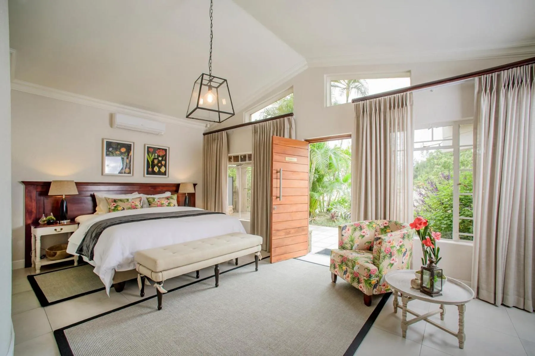 Photo of the whole room, Bed in Leaves Lodge and Spa