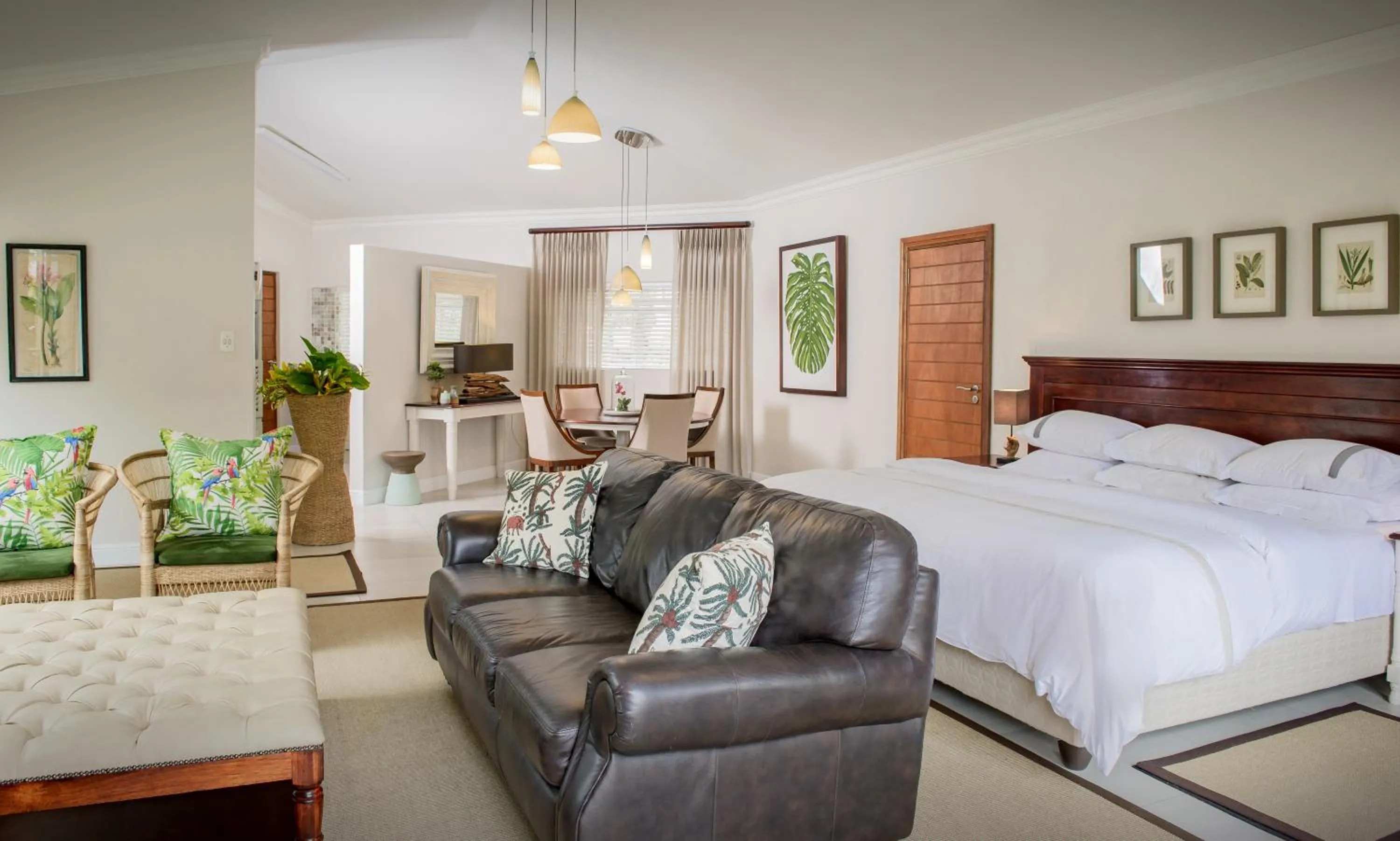 Bed in Leaves Lodge and Spa