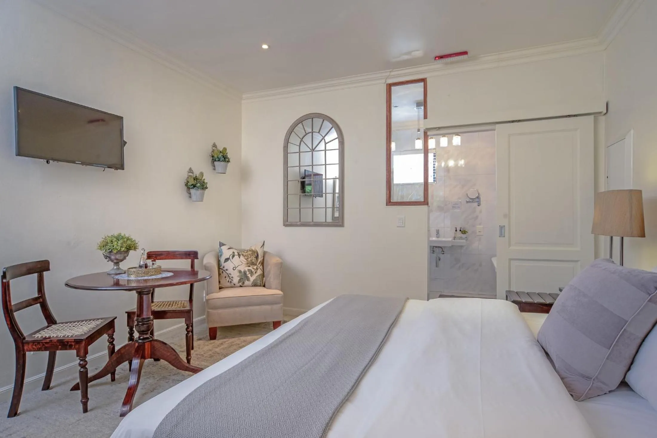 Bed in Leaves Lodge and Spa