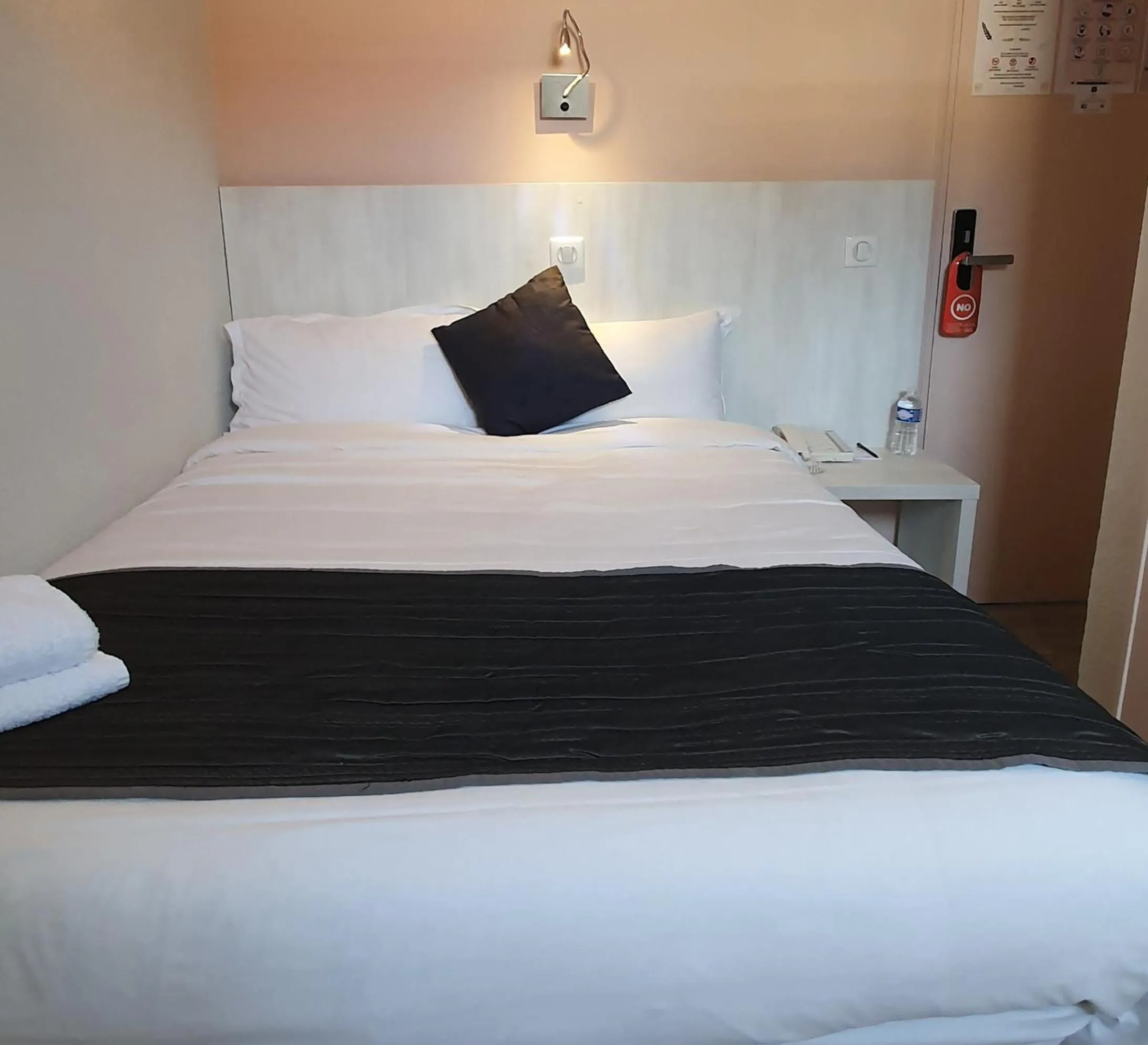 Bedroom, Bed in Hotel Cannes Croisette