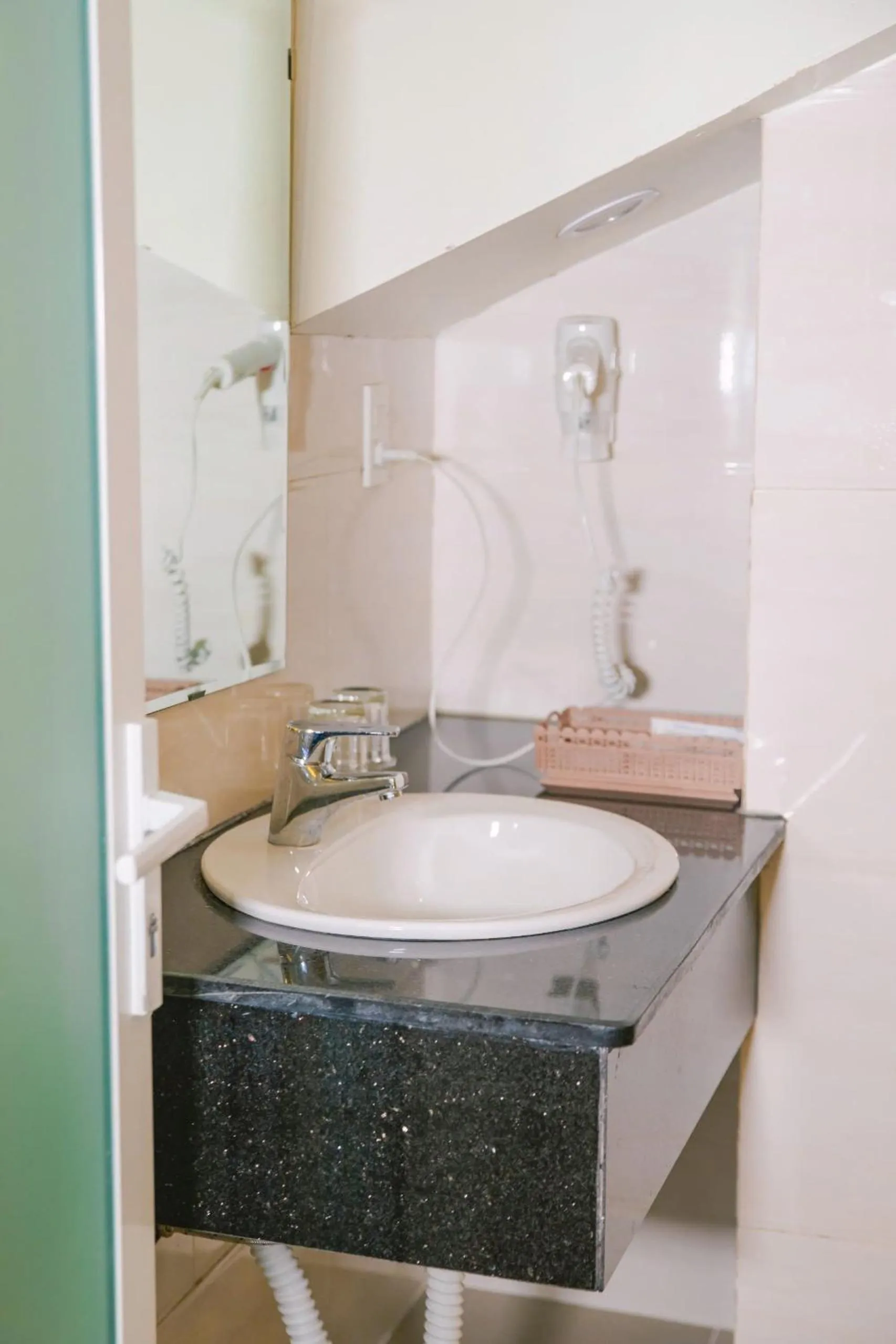 Shower in Thanh Do Hotel