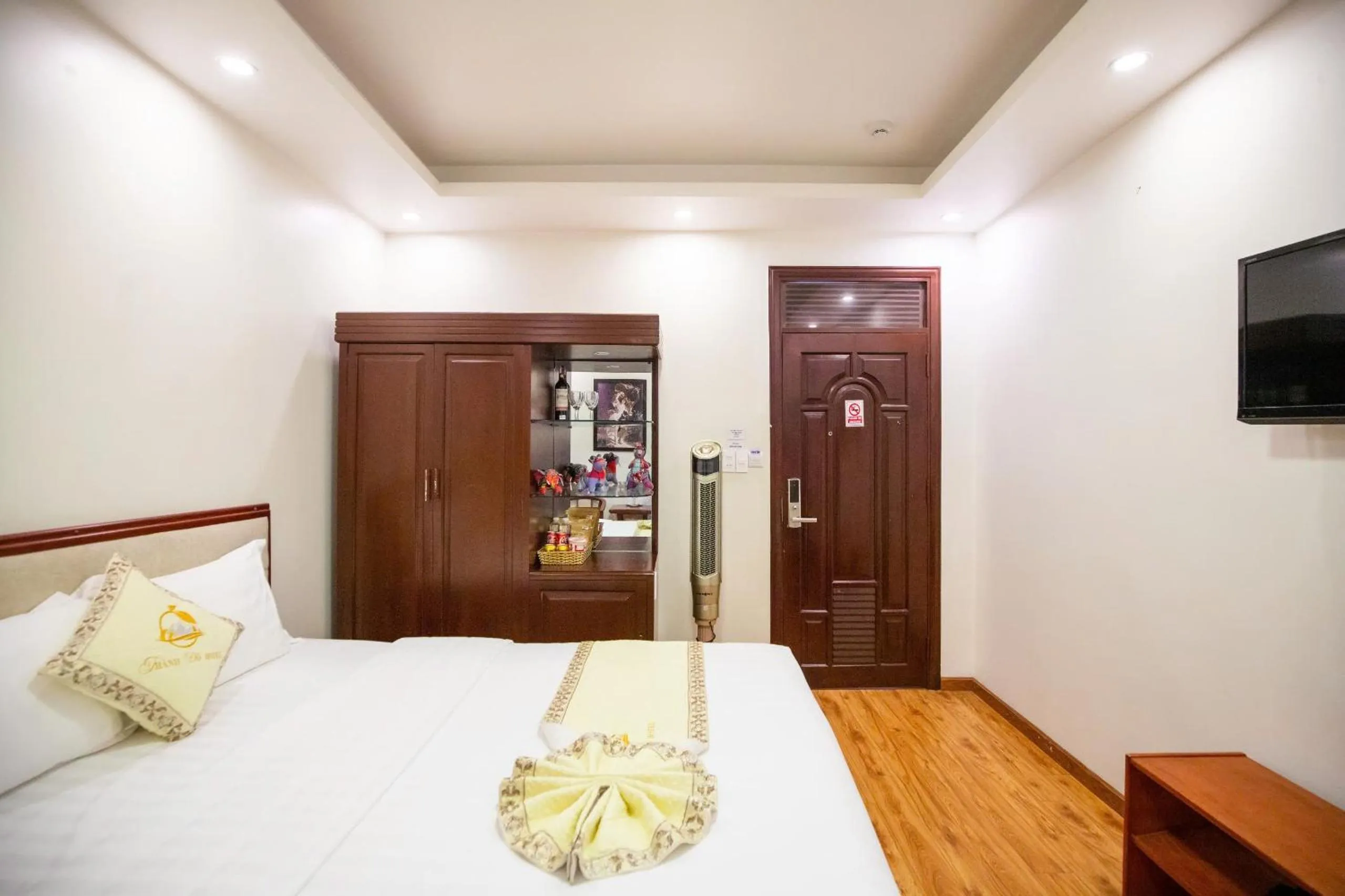 wardrobe, Bed in Thanh Do Hotel