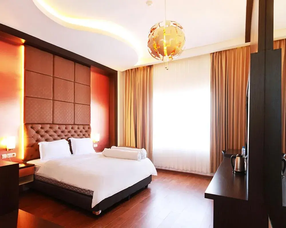 Bed in Emerald Hotel Bed in Emerald Hotel