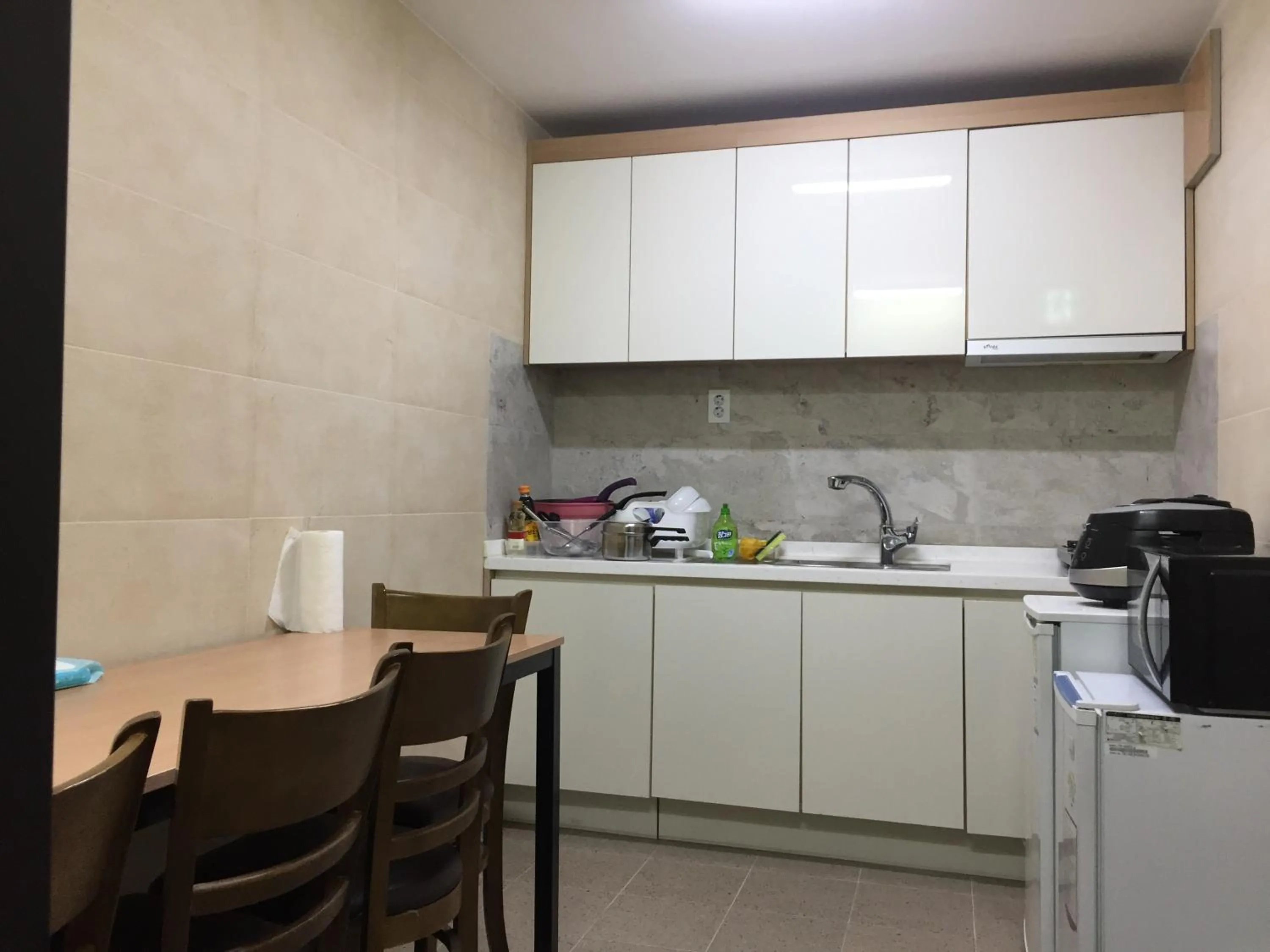 Kitchen or kitchenette in The Core Albergue