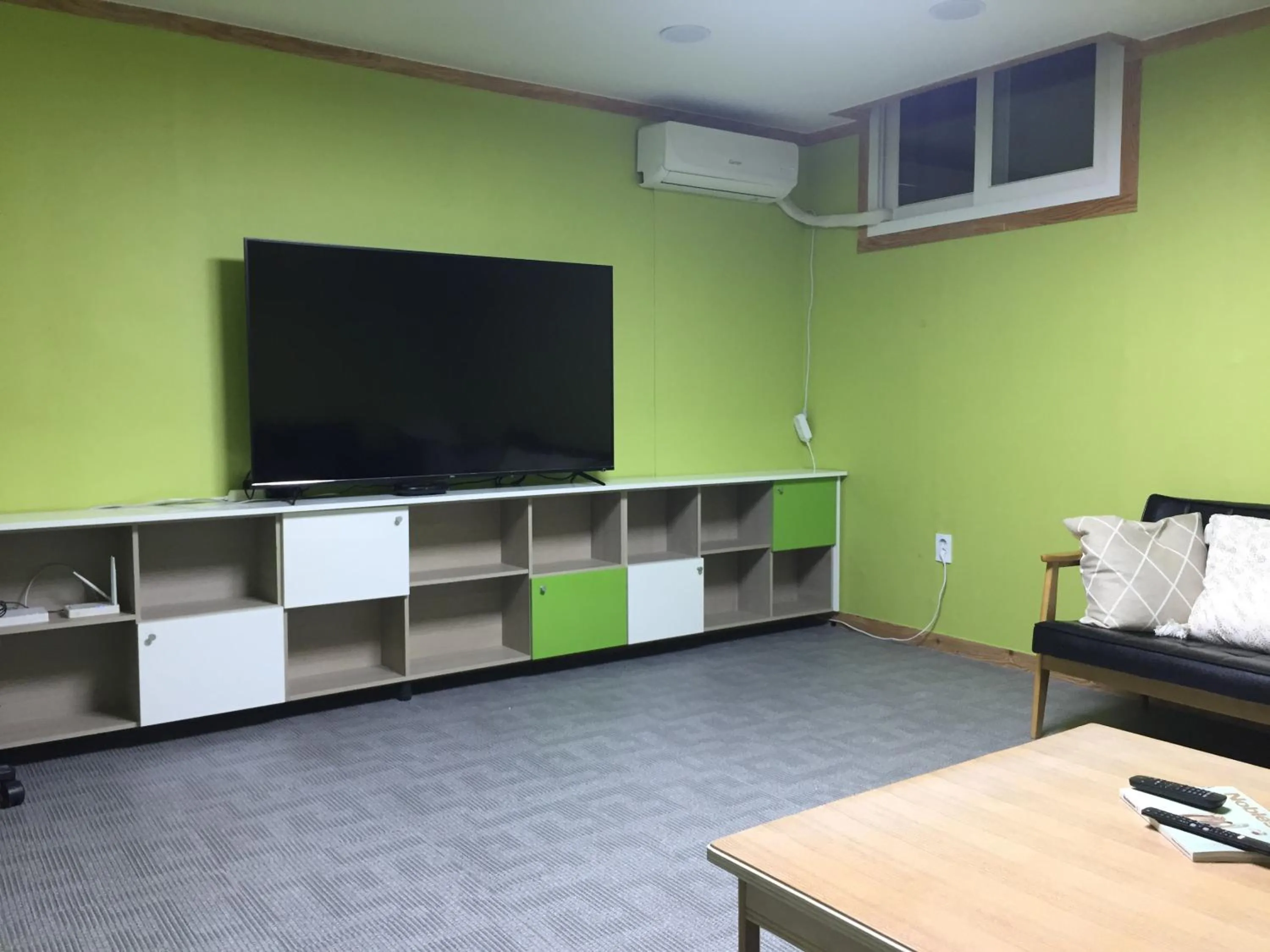 Communal lounge/ TV room in The Core Albergue