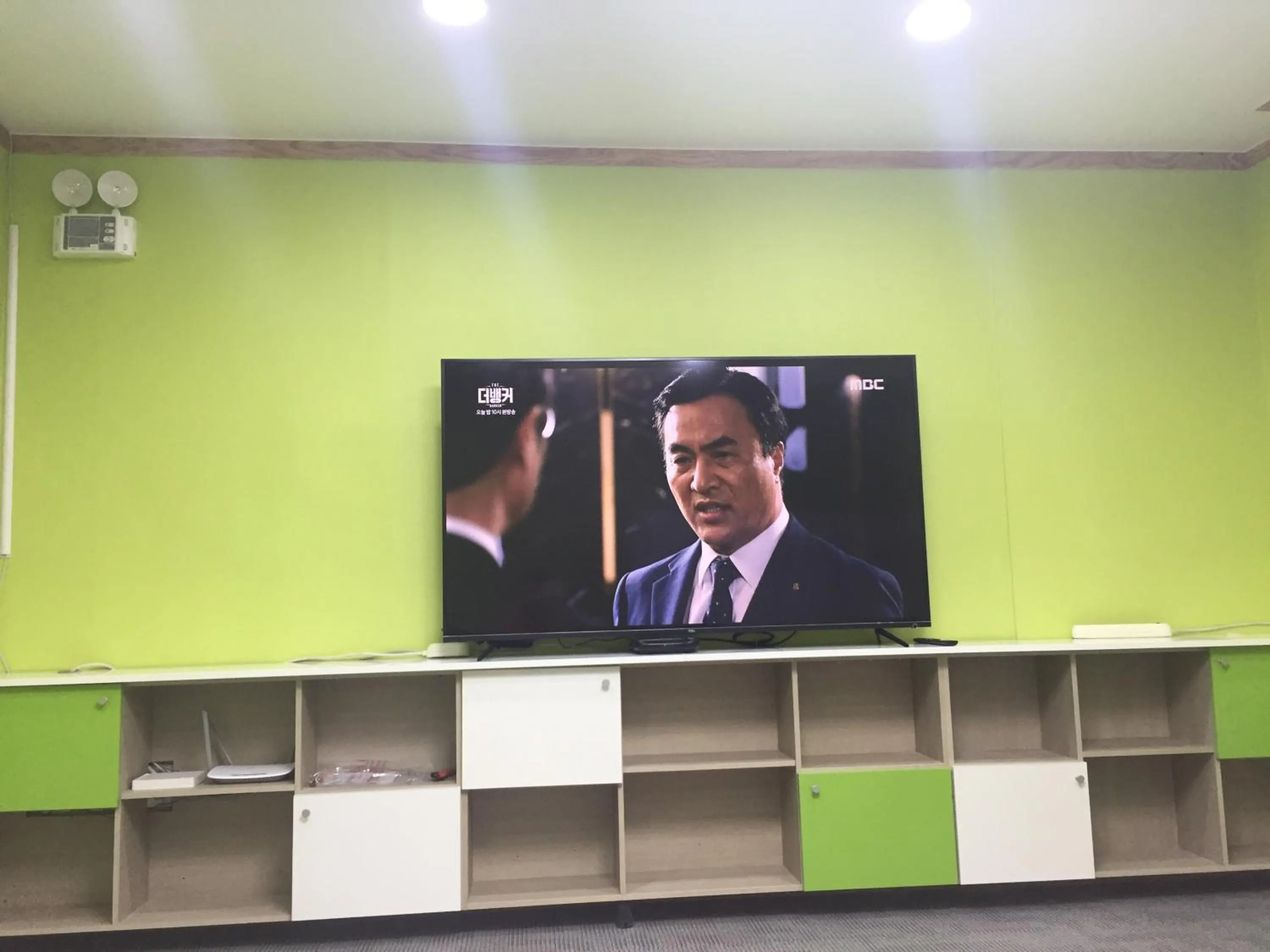 Communal lounge/ TV room in The Core Albergue