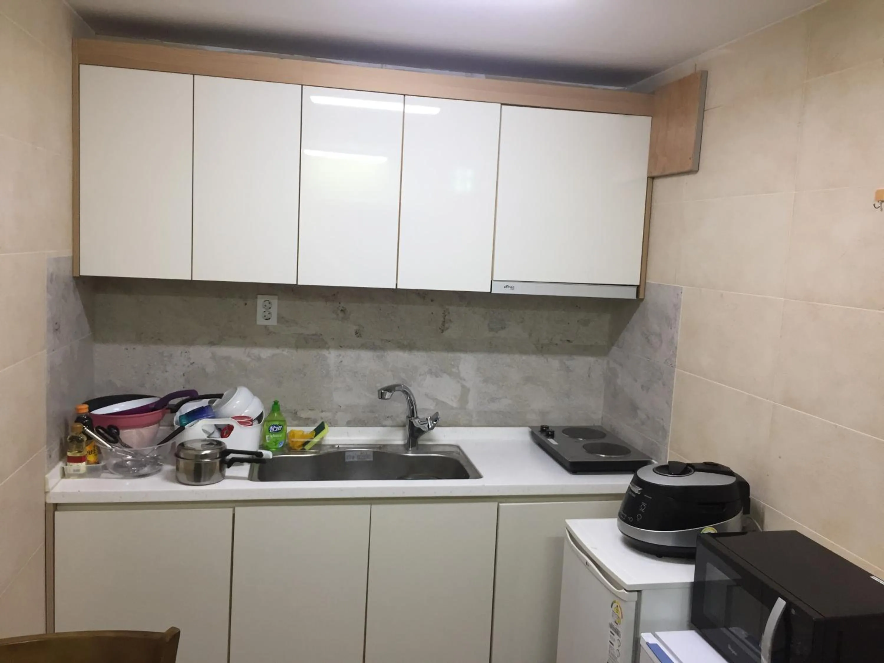 Kitchen or kitchenette in The Core Albergue