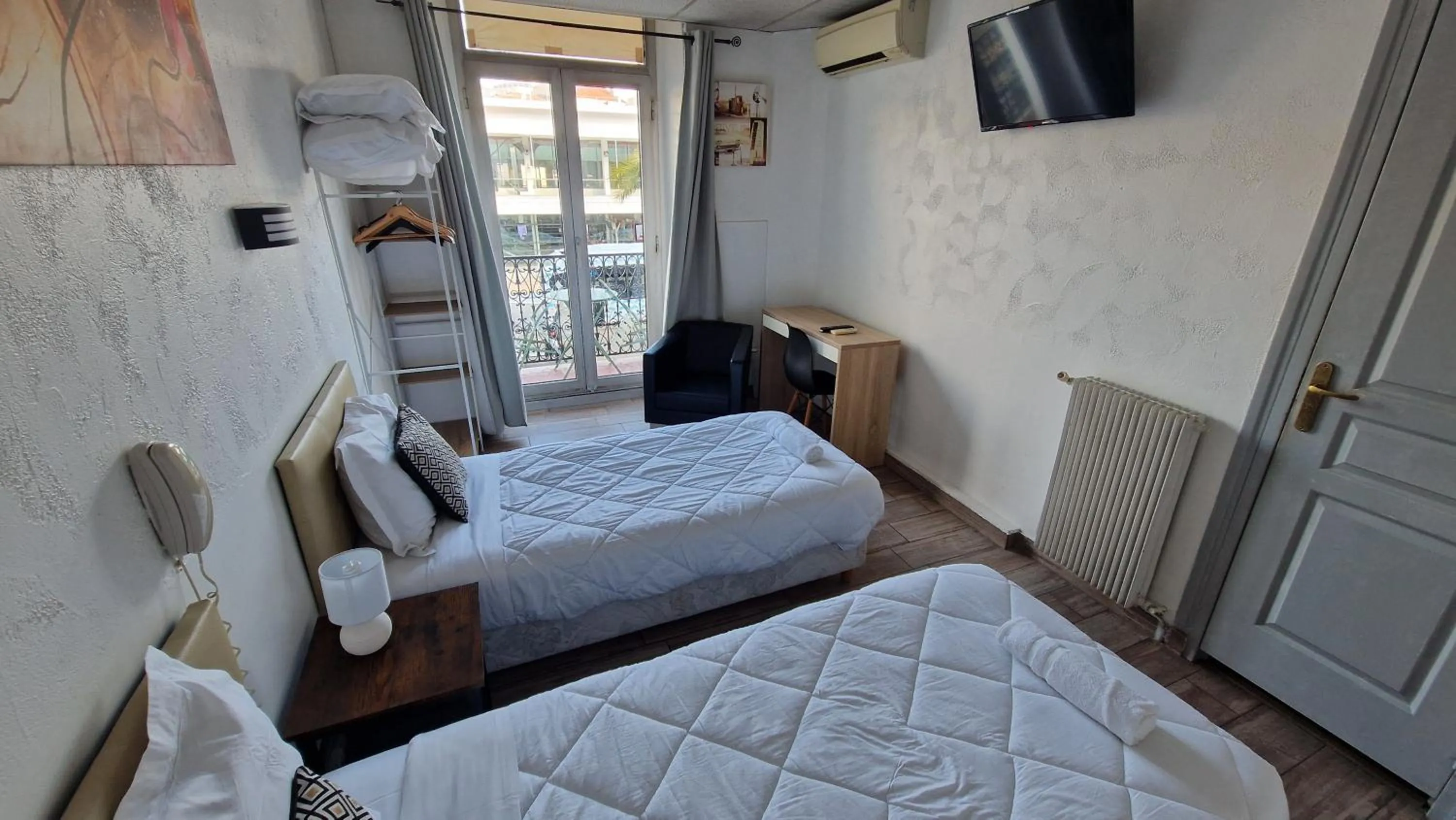 Photo of the whole room, Bed in Hôtel du Nord