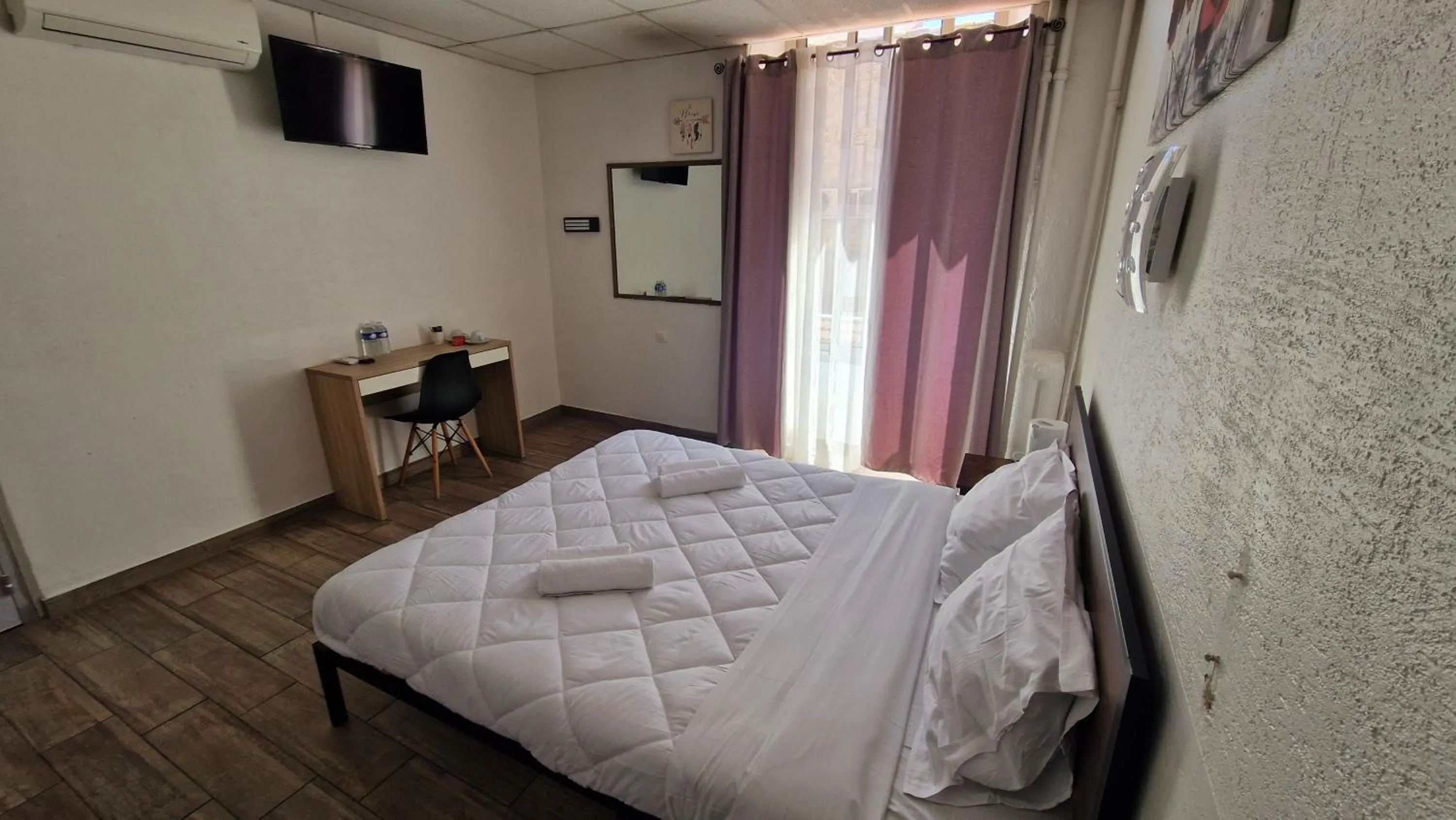 Bedroom, Bed in Hôtel du Nord