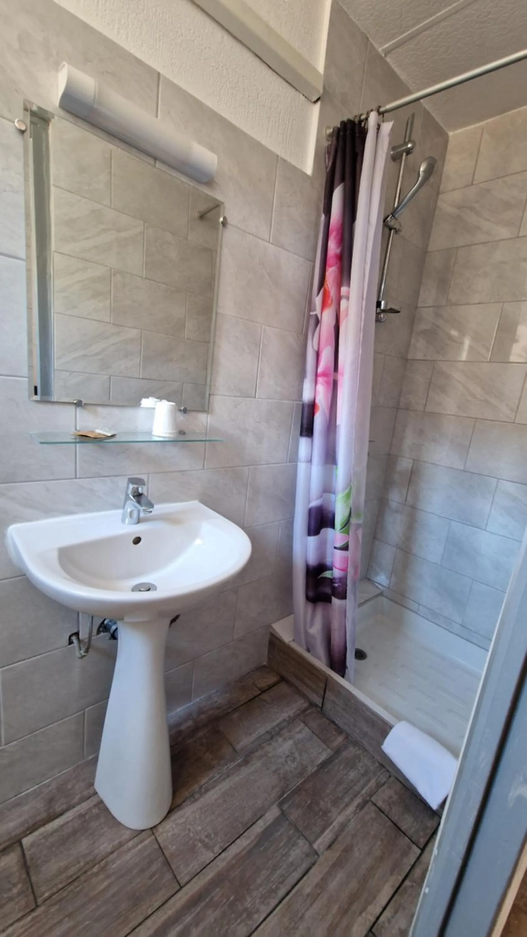 Shower in Hôtel du Nord