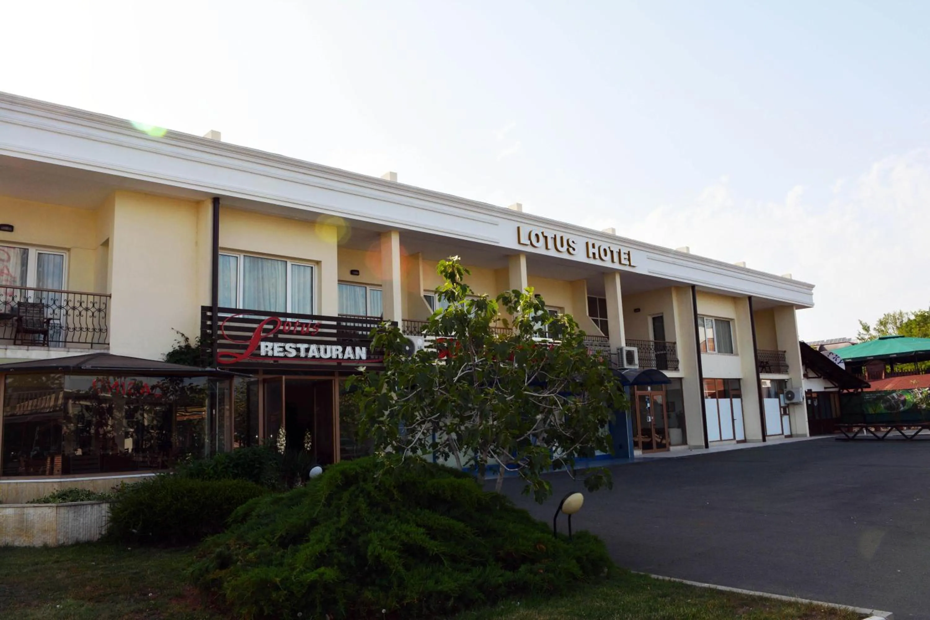 Restaurant/places to eat in Lotus Family Hotel - Free Parking