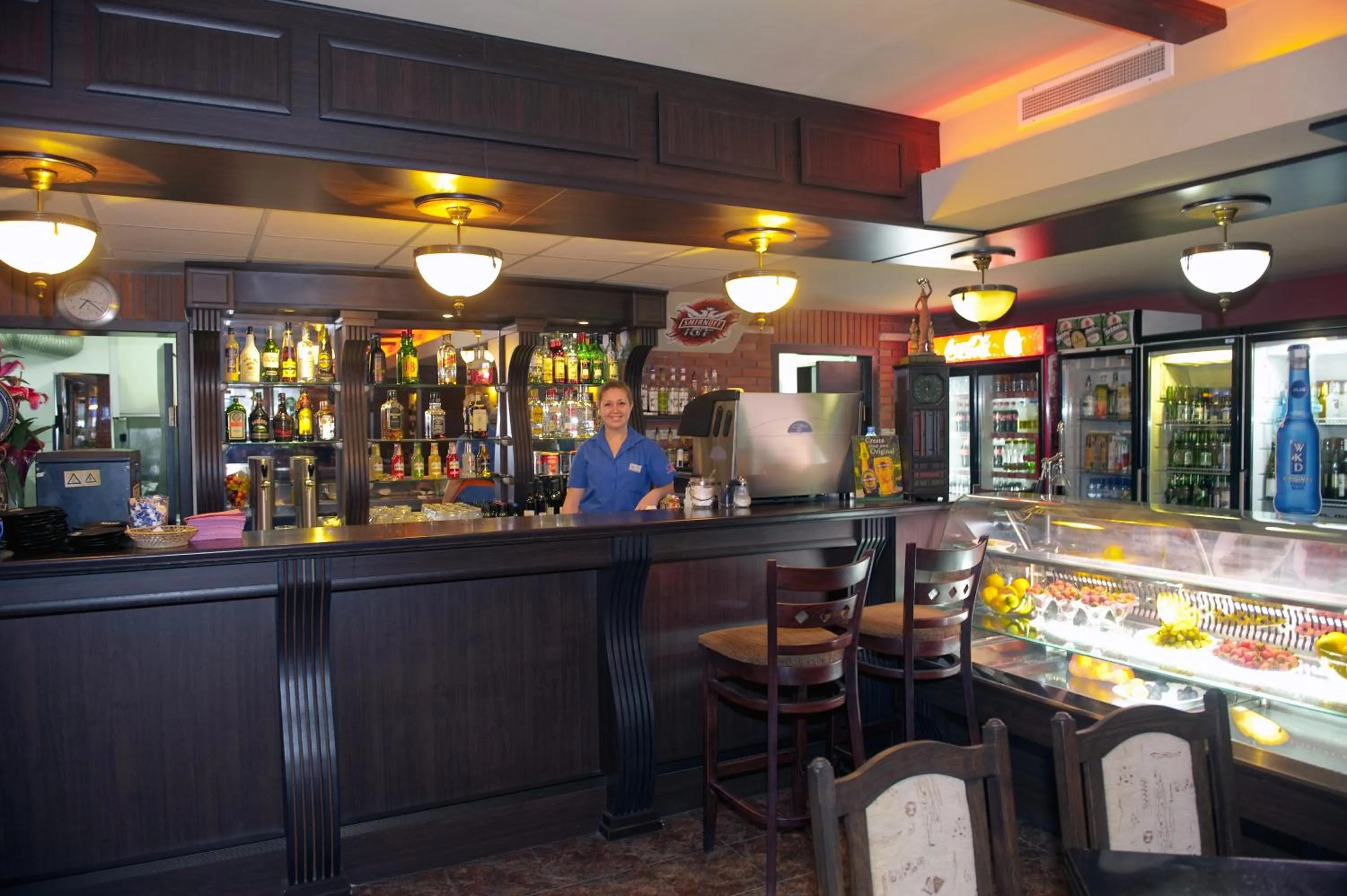 Lounge or bar in Lotus Family Hotel - Free Parking