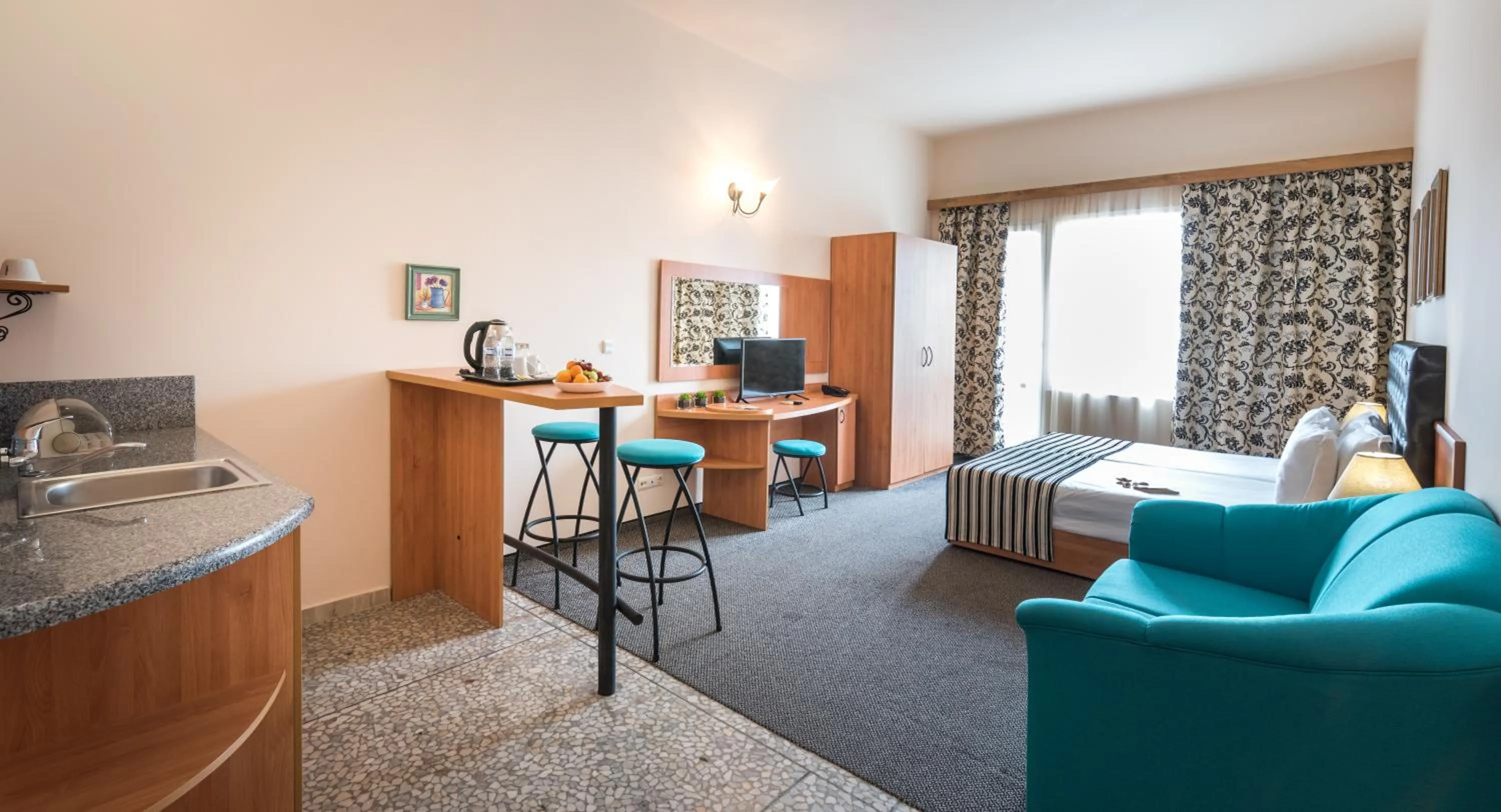 Day in Lotus Family Hotel - Free Parking