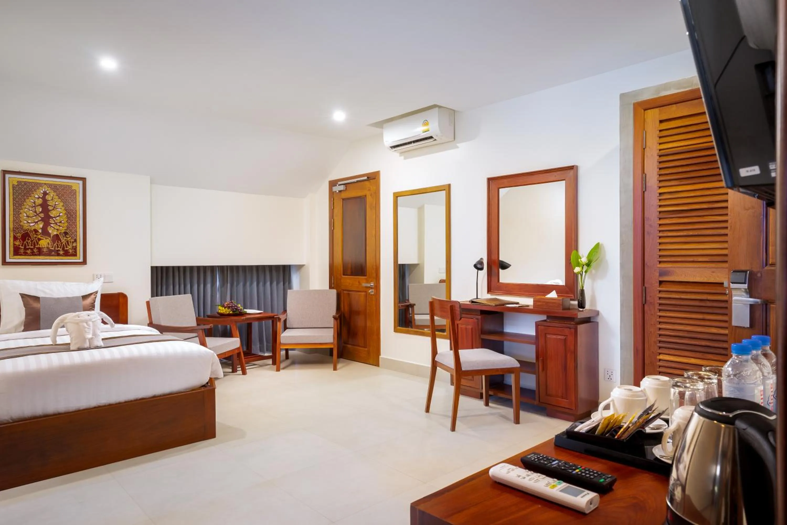 Photo of the whole room, Bed in Mony Reach Angkor Hotel