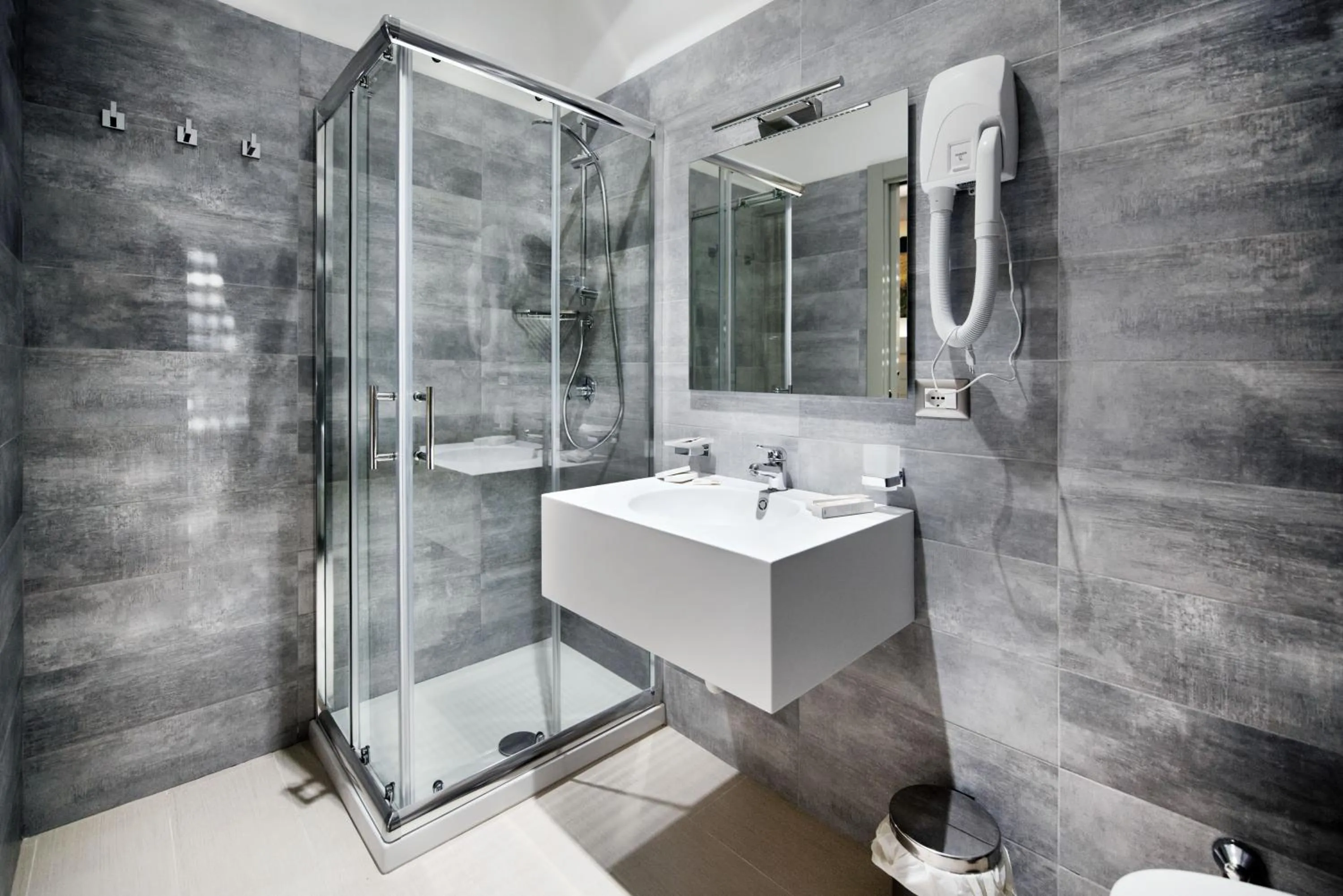 Shower in Regina Viarum