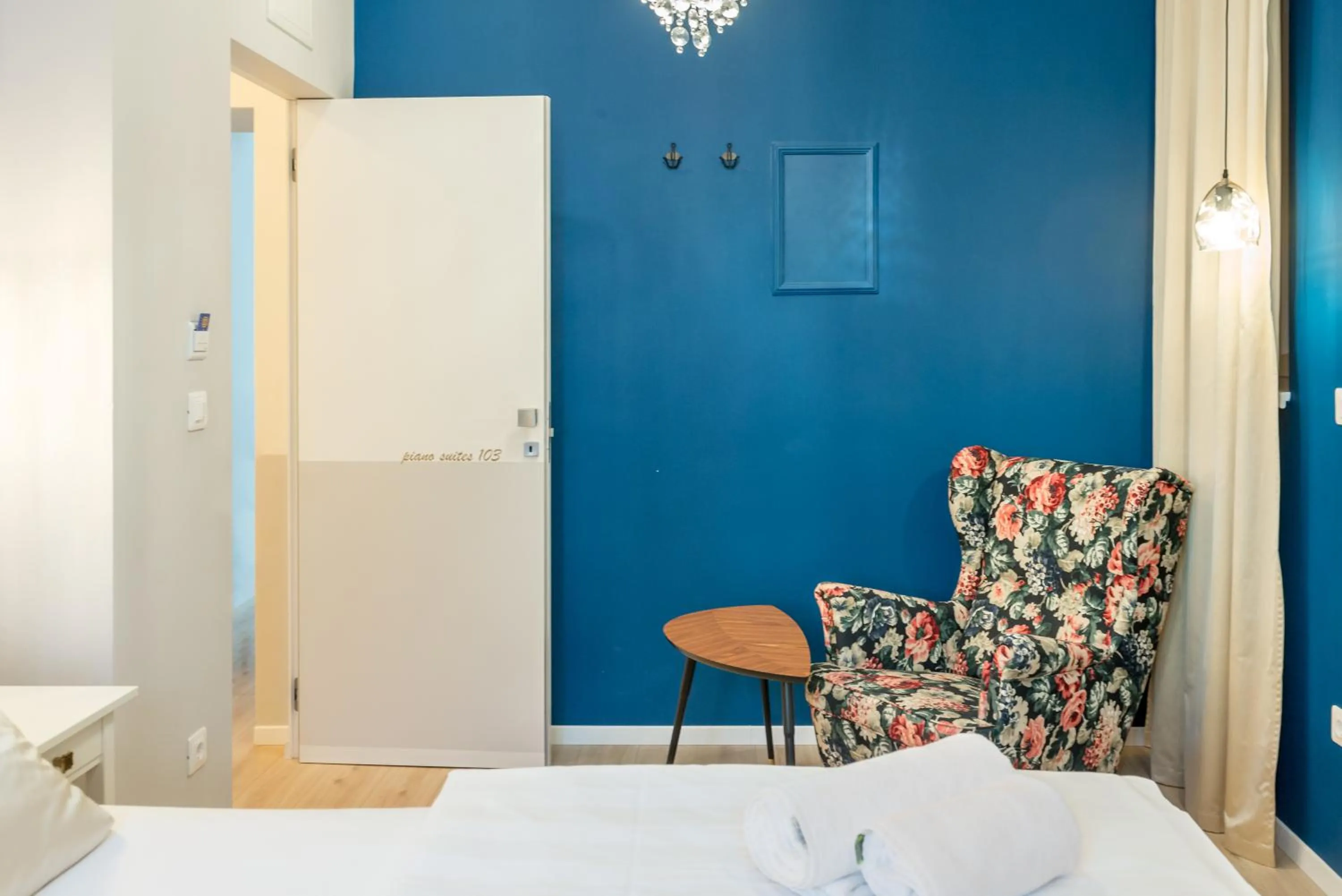 Seating area, Bed in Piano Suites