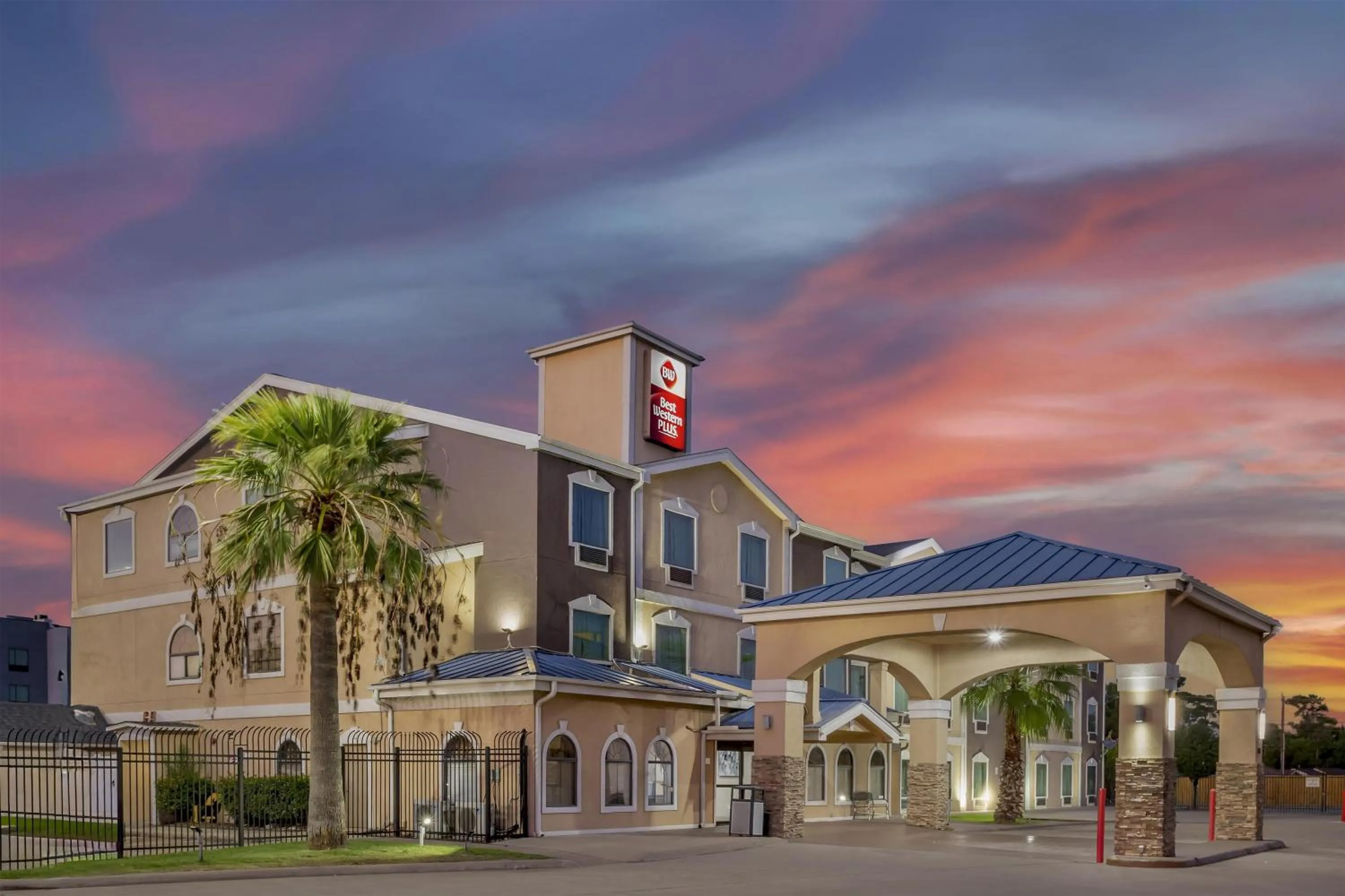 Property building in Best Western Plus Heritage Inn & Suites Houston