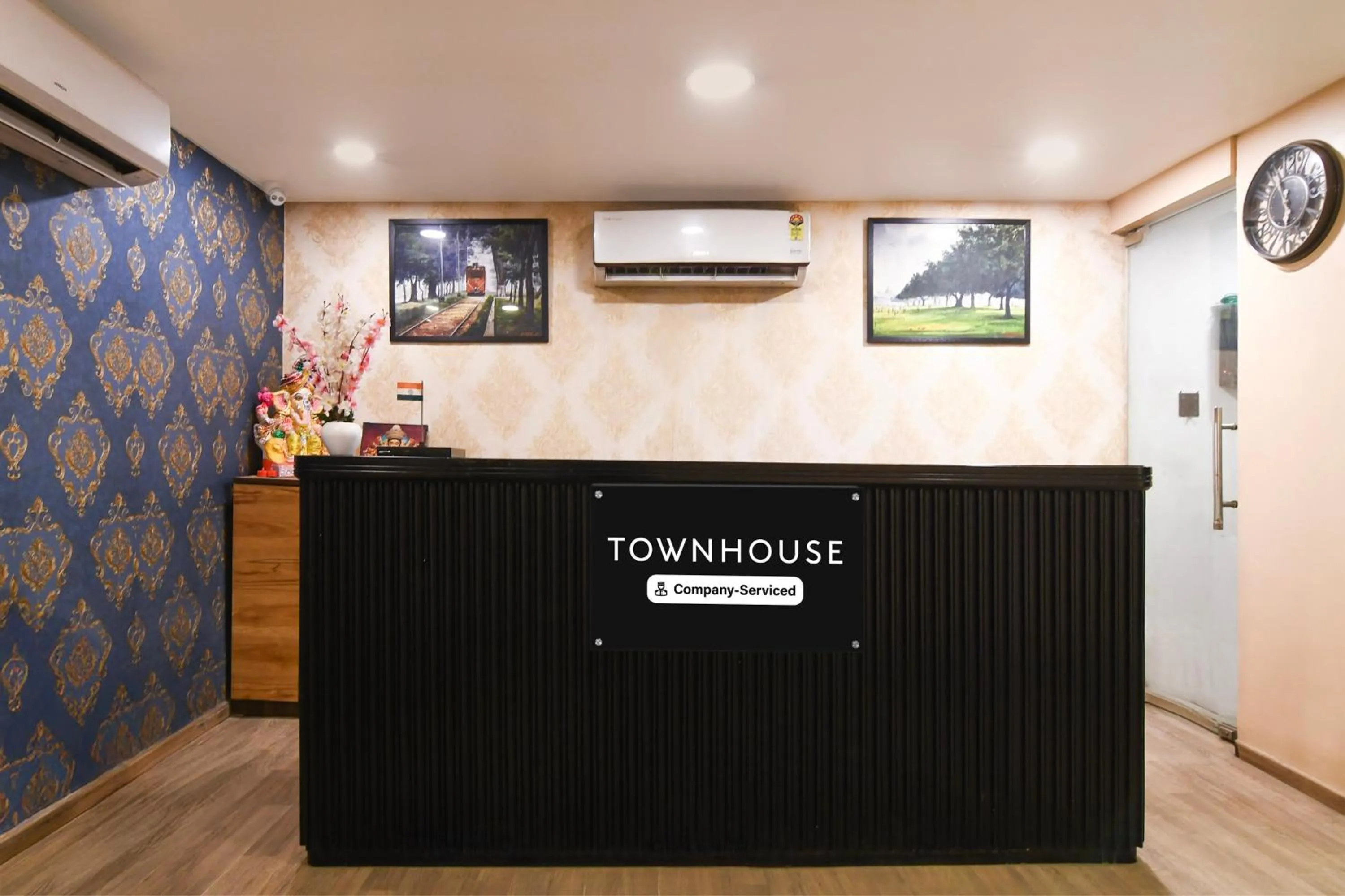 Lobby or reception in Super Townhouse VIP Road Formerly The Sky