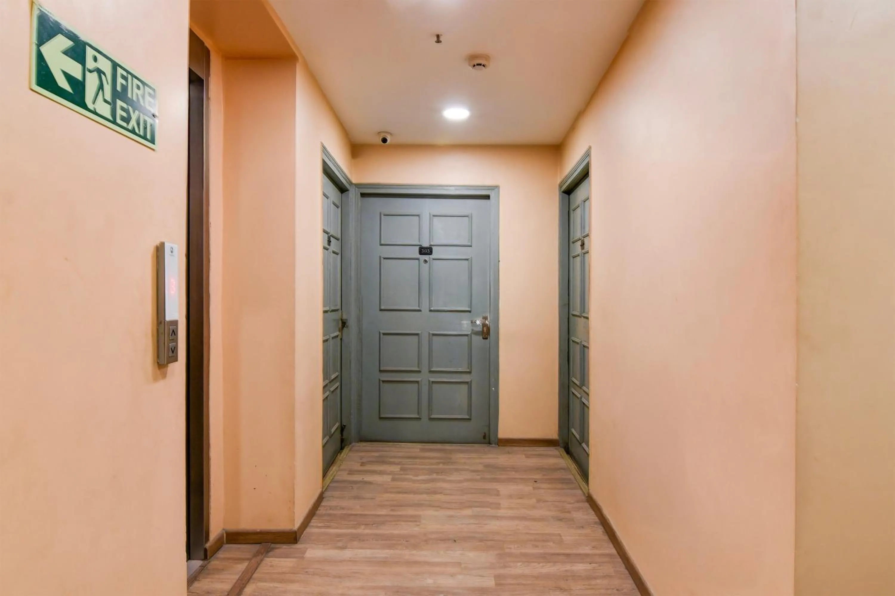 Lobby or reception in Super Townhouse VIP Road Formerly The Sky