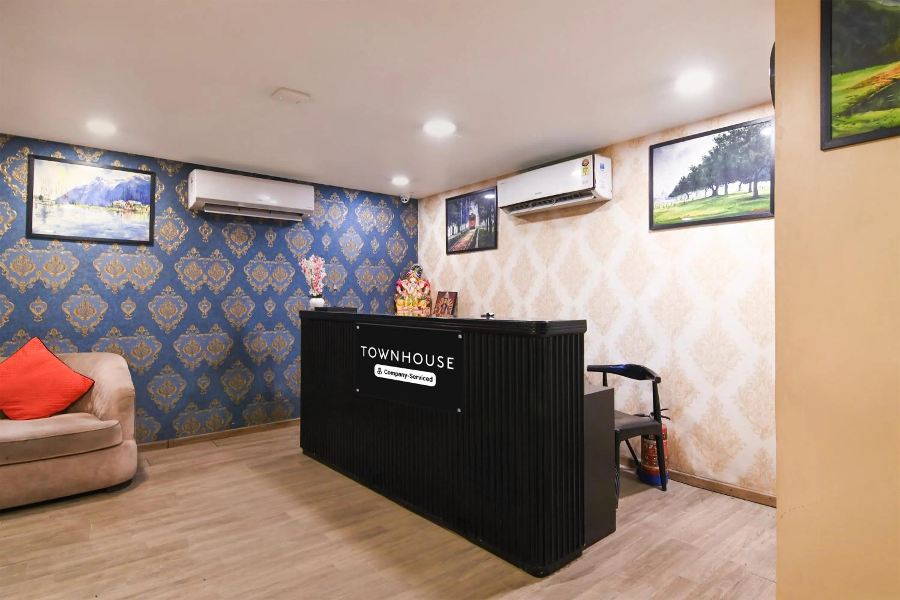 Lobby or reception in Super Townhouse VIP Road Formerly The Sky