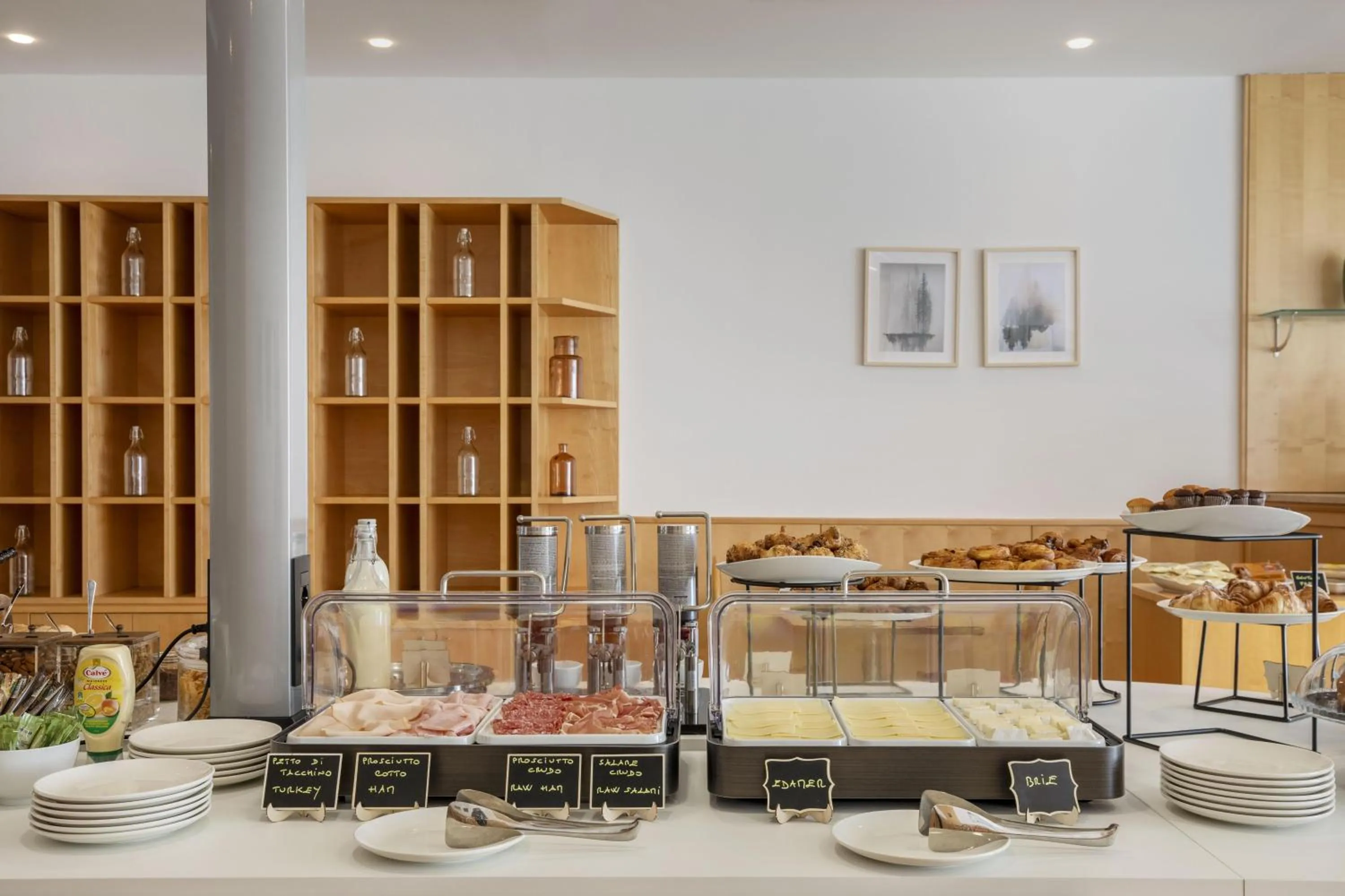 Restaurant/places to eat in B&B HOTEL Cuneo Cristal