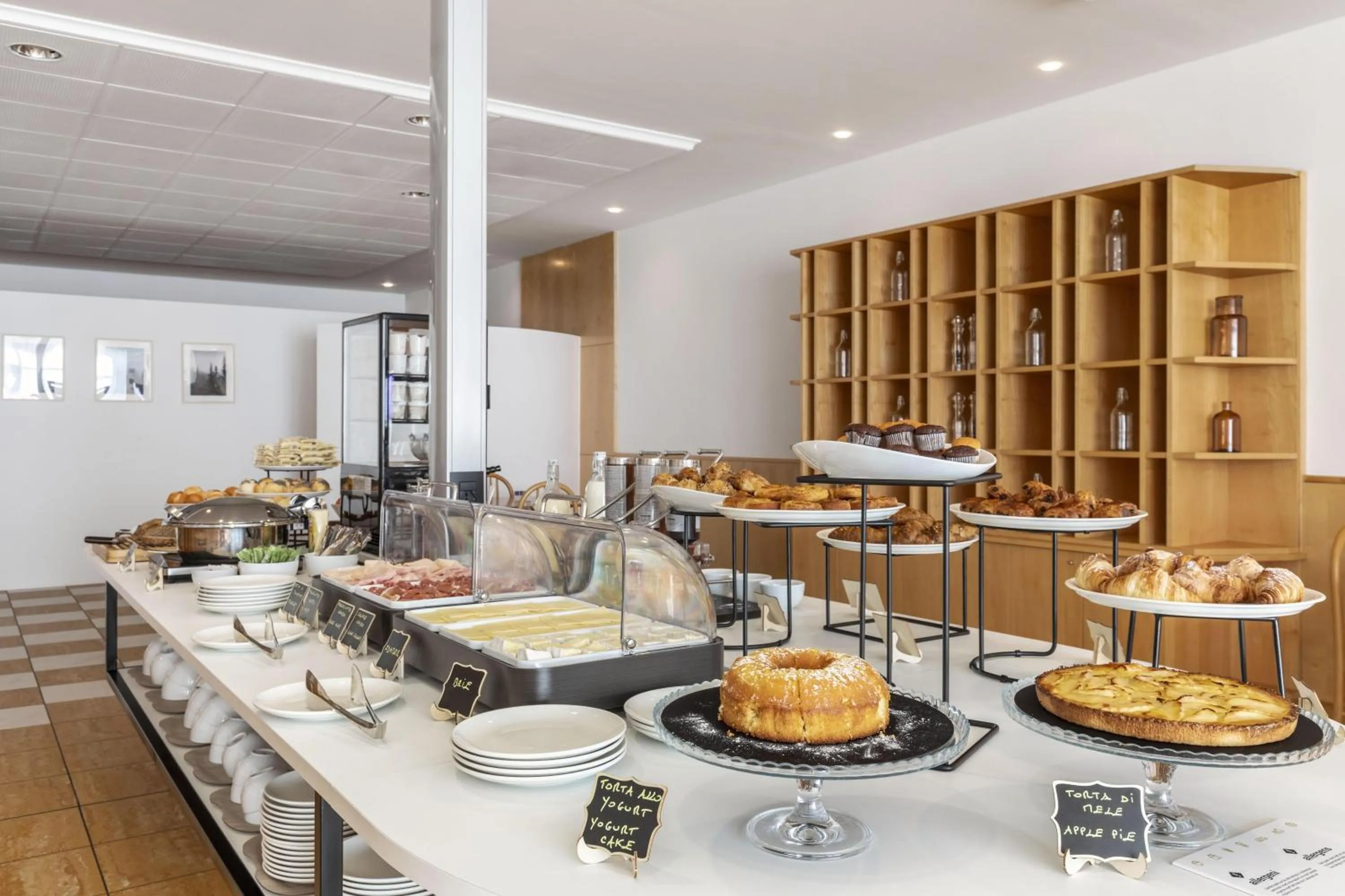 Restaurant/places to eat in B&B HOTEL Cuneo Cristal