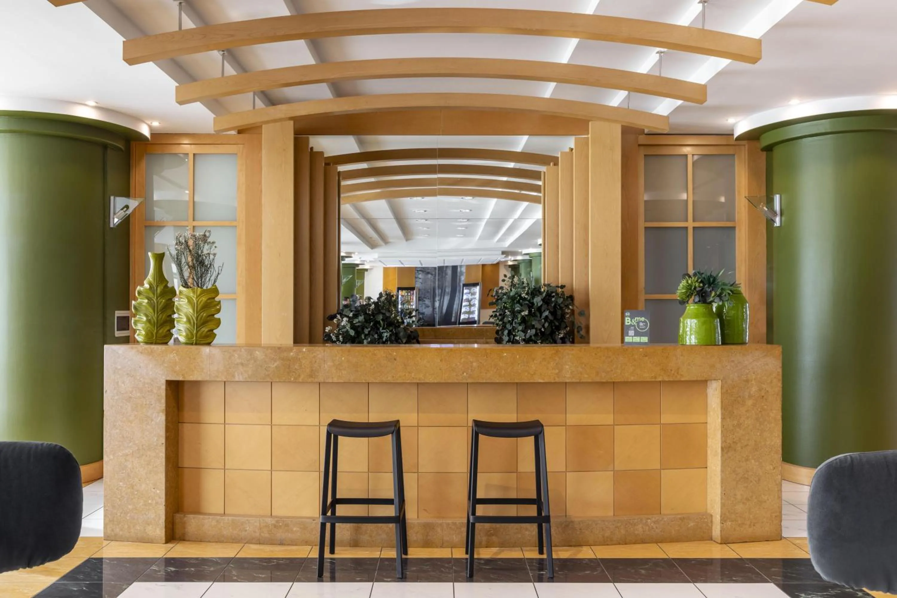 Lounge or bar in B&B HOTEL Cuneo Cristal