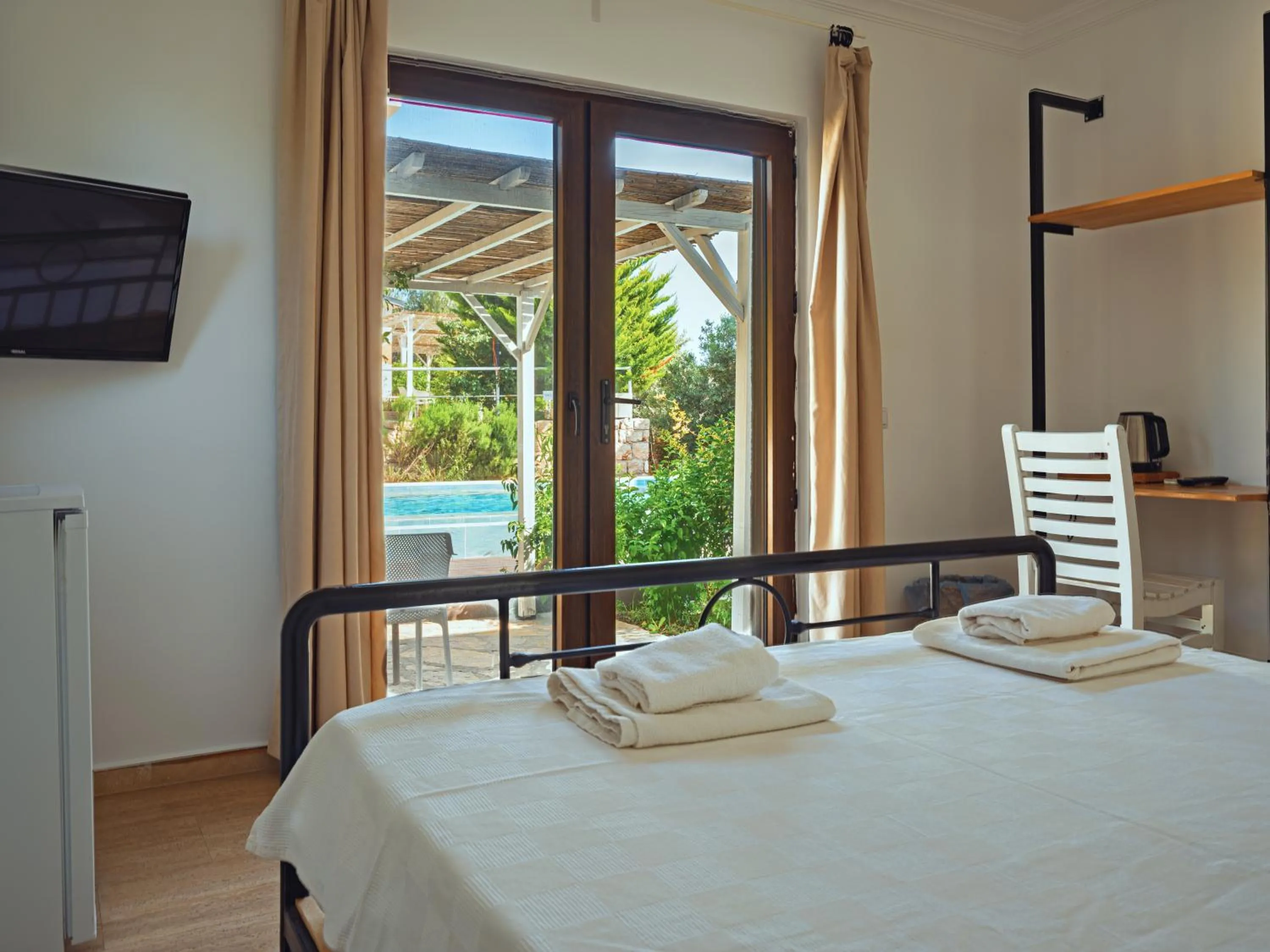 Pool view, Bed in Sea Garden Kaş Hotel