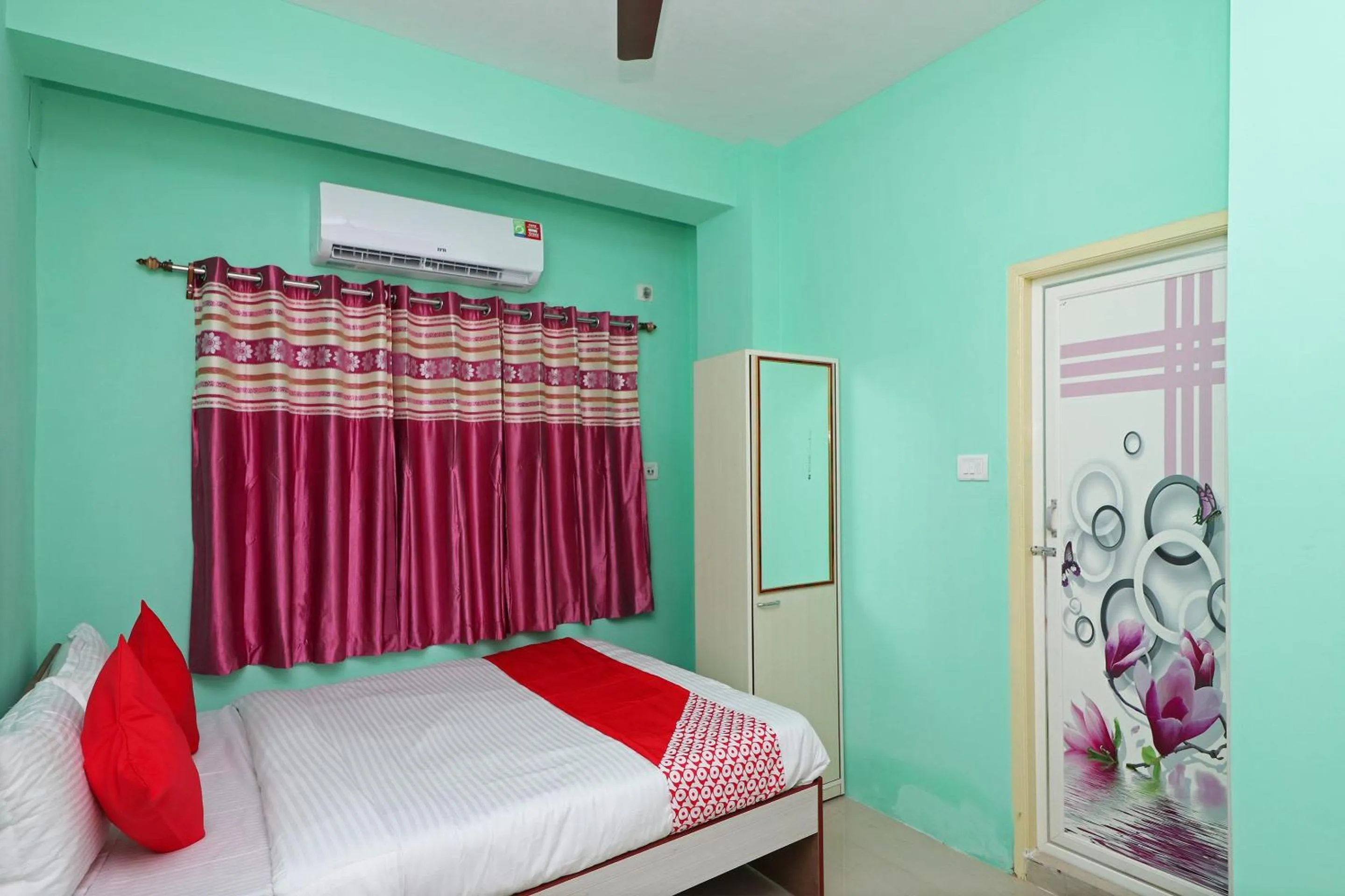 Facade/entrance, Bed in Super Hotel O Apan Guest House Near Acropolis Mall