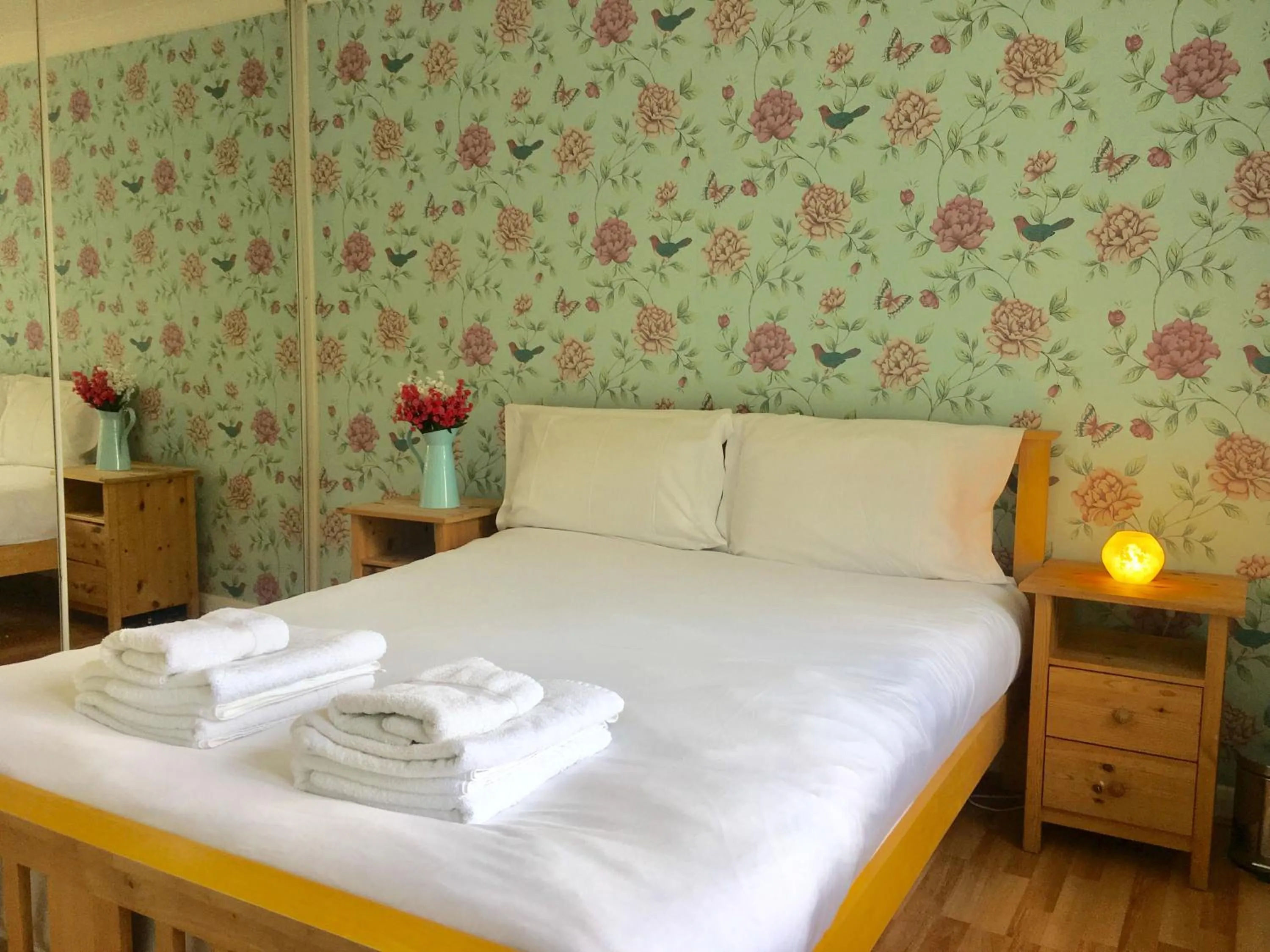 Bedroom, Bed in Apple Perch 2BR Flat - Free Parking