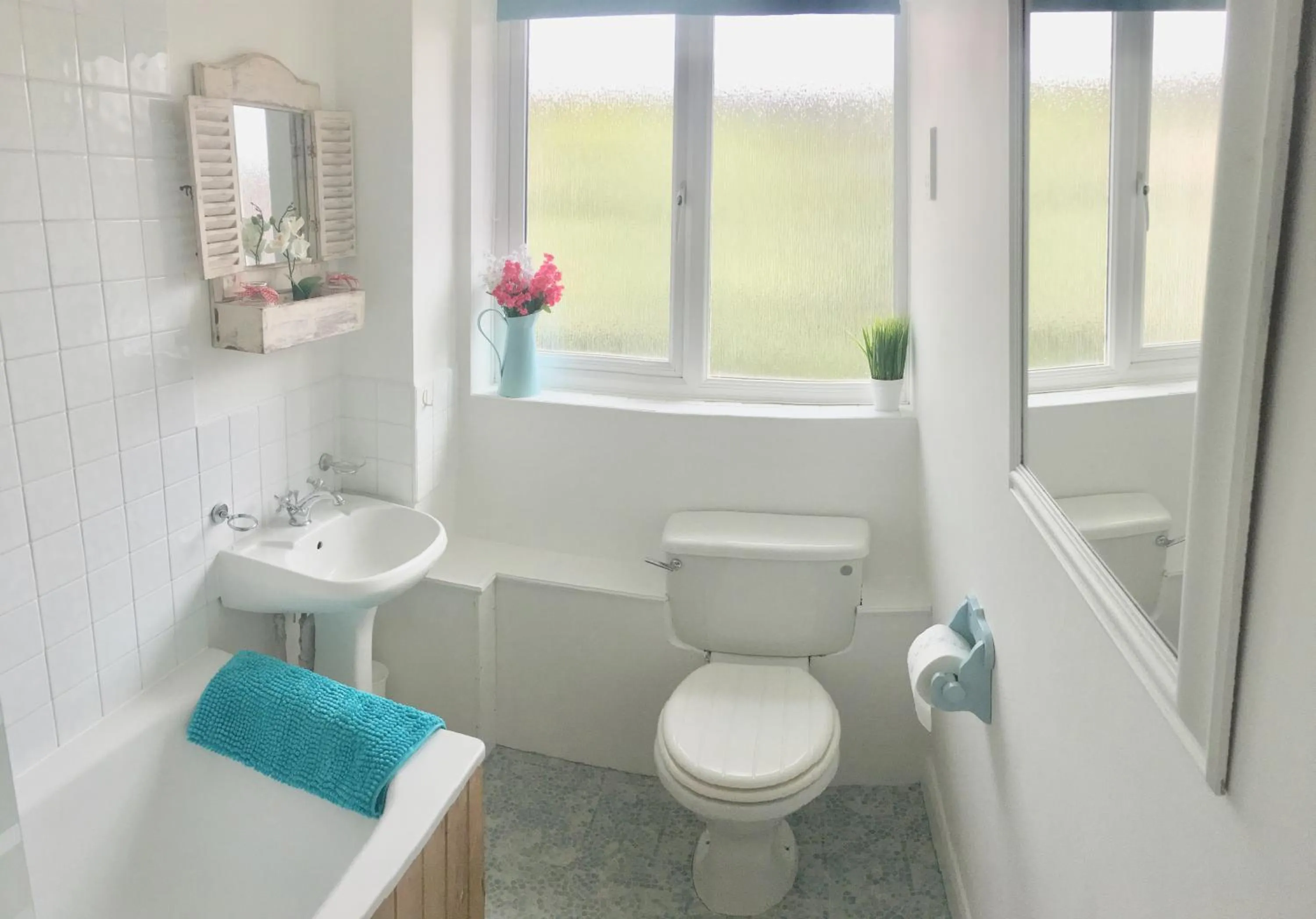 Bathroom in Apple Perch 2BR Flat - Free Parking