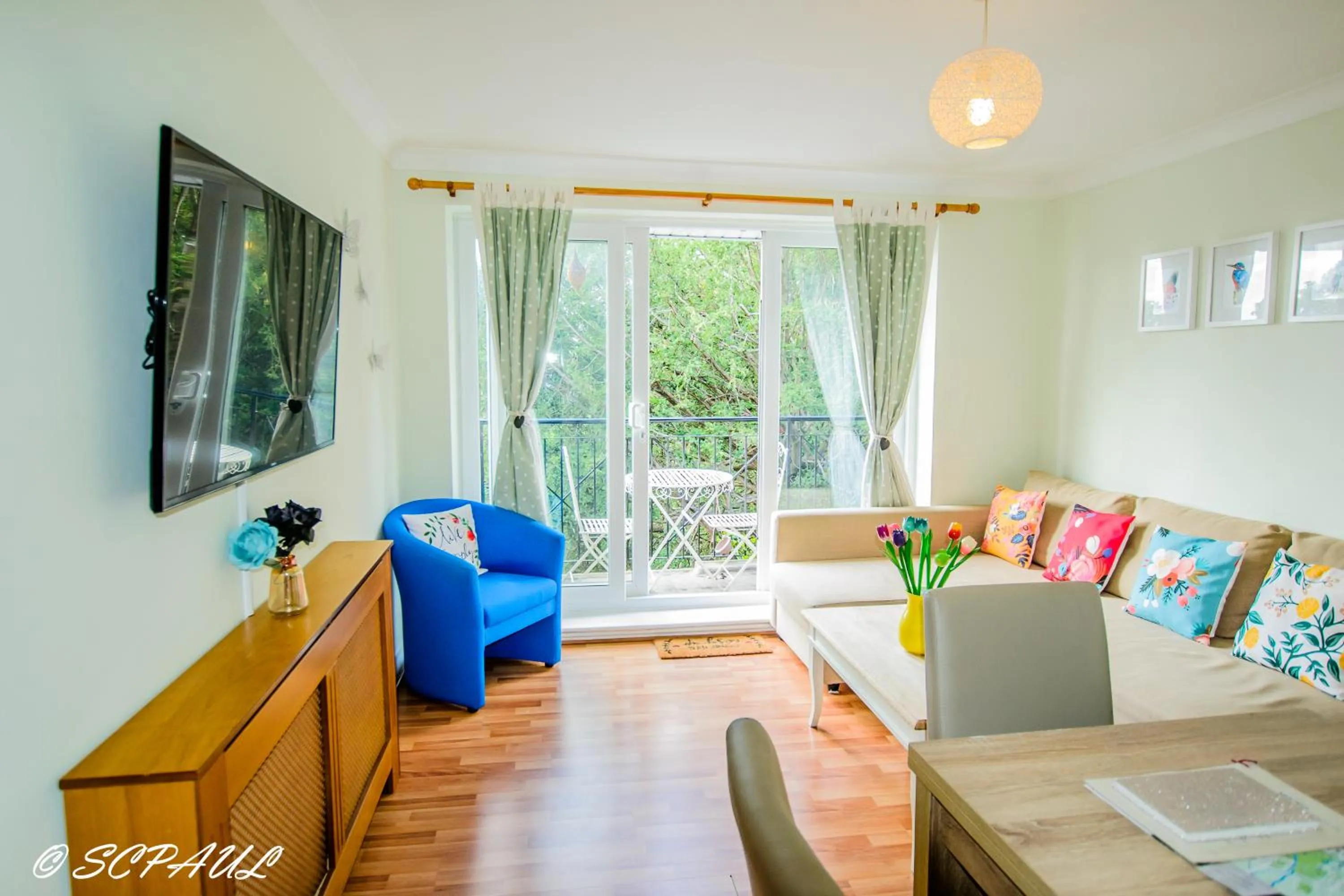 Living room in Apple Perch 2BR Flat - Free Parking