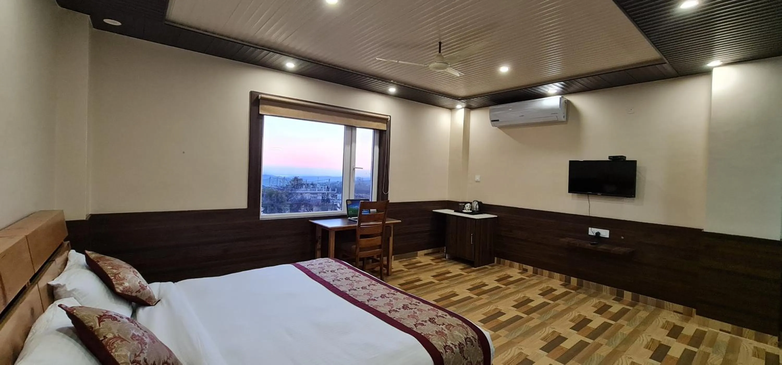 TV and multimedia, Bed in Hotel Buddha House Himalayan Brothers